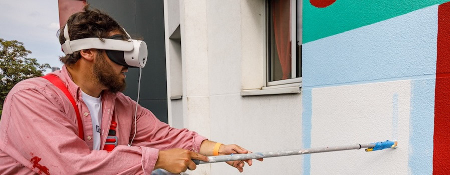 Bilel Allem sur notre projet pour Eco DDS, sur un immeuble i3F (Paris 14) en 2025. Photo : ©Collectif Le Réseau pour Hypermur