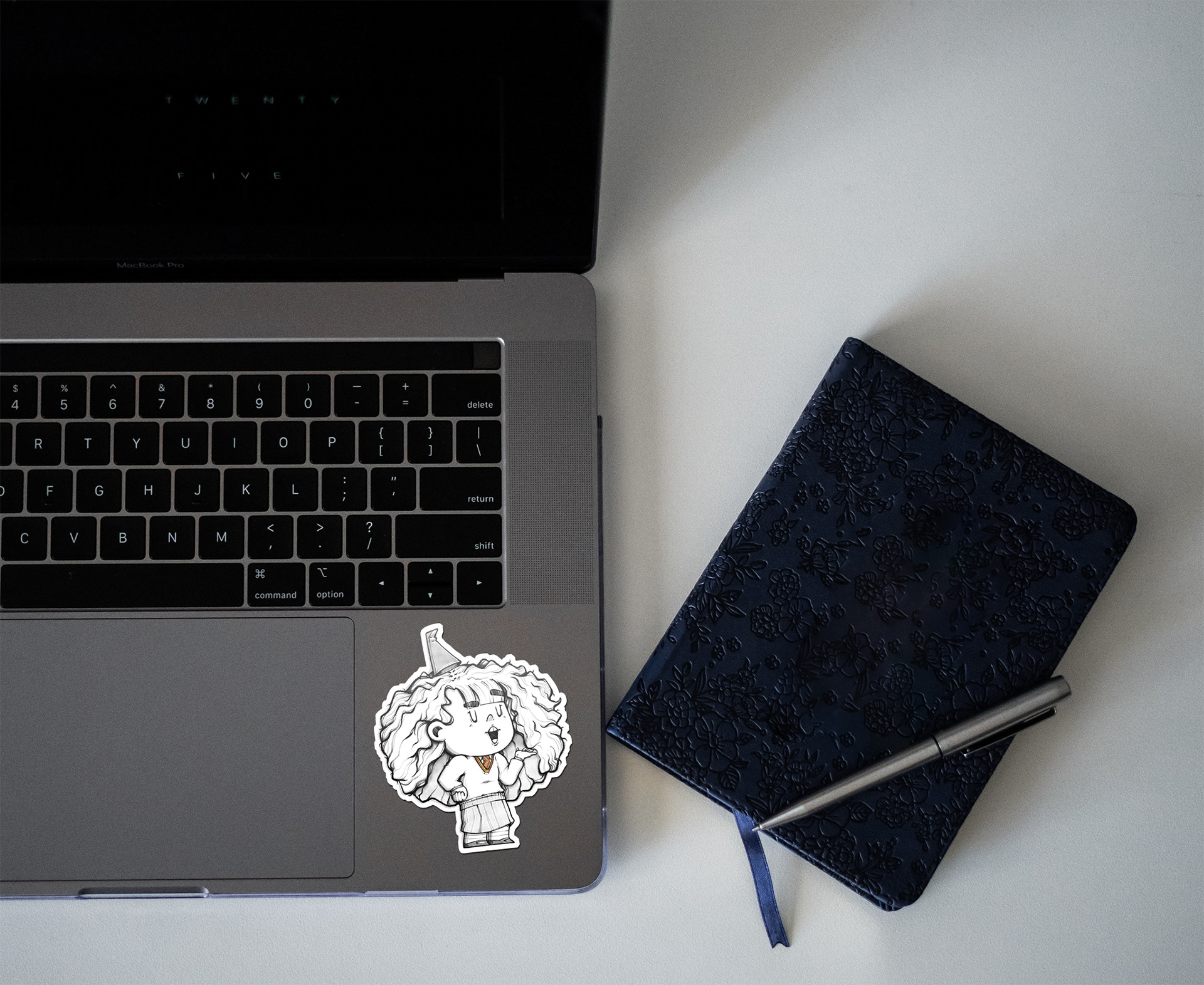 Montagem de adesivo em notebook