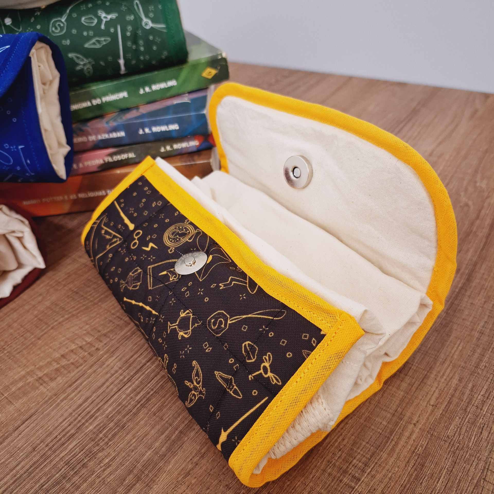 Elas se dobram para virar uma miniatura de bolsa.