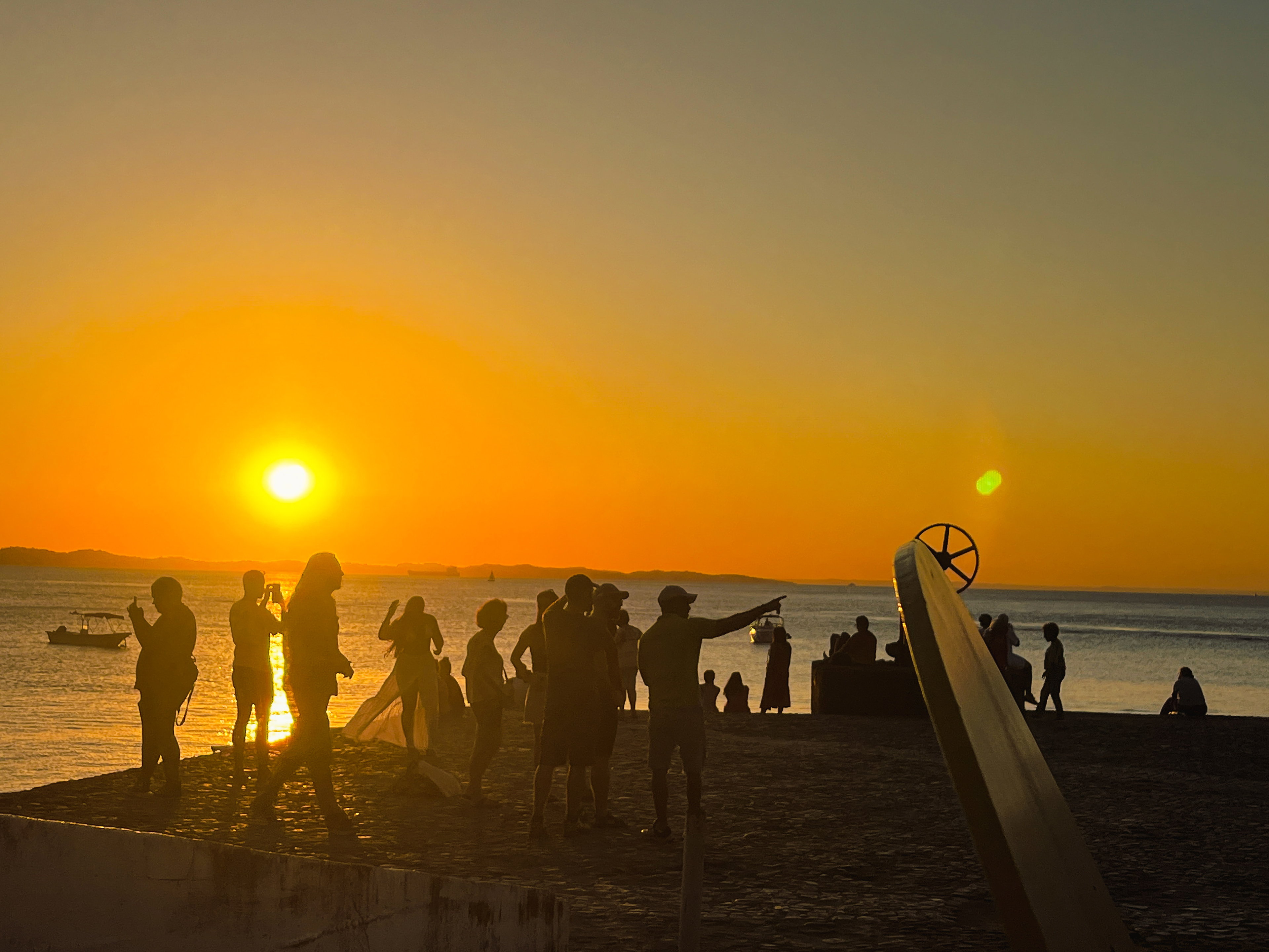 Turistas ao pôr do Sol de Salvador — imagem 1