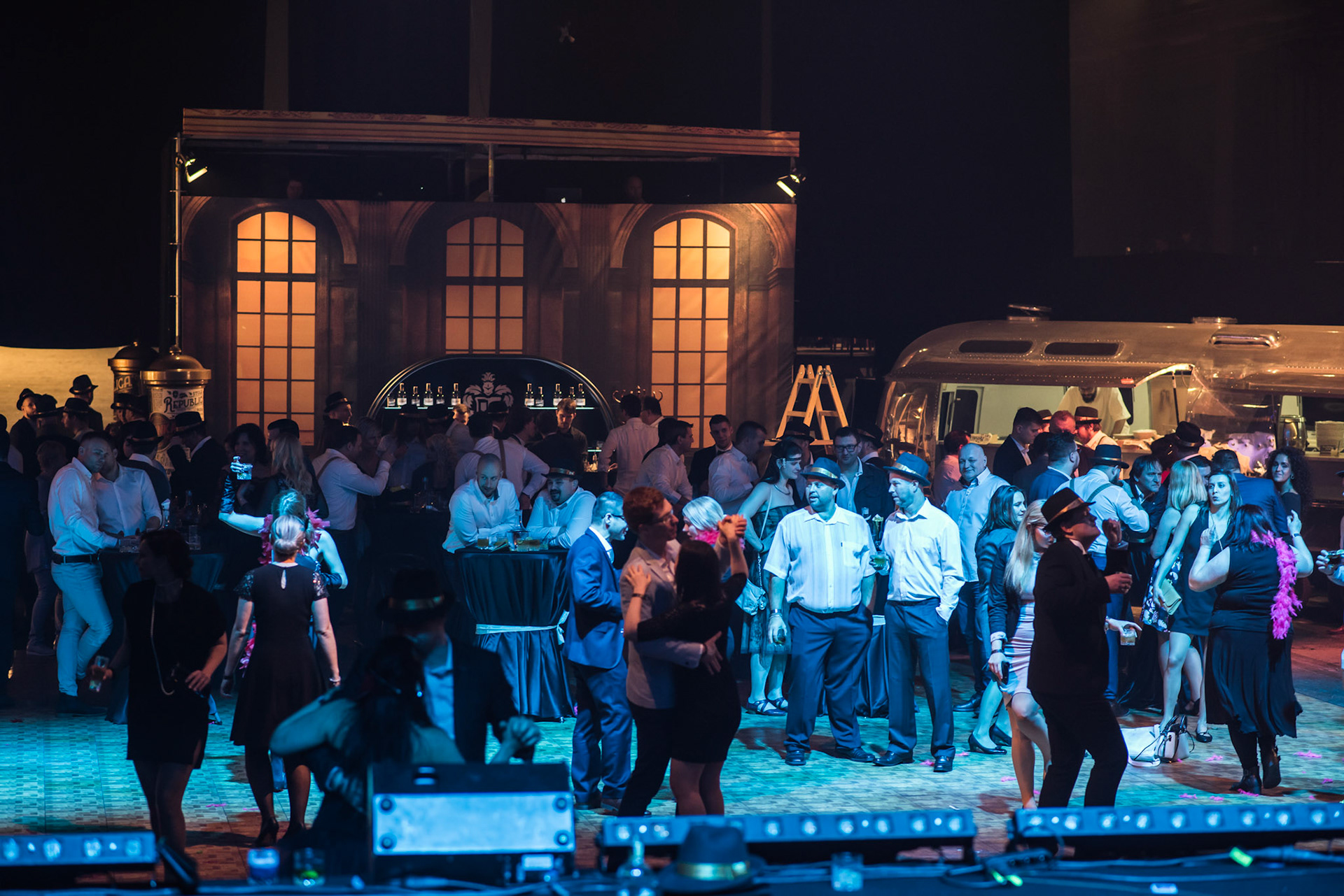 Návrh a realizace filmových kulis a prostředí pro akci Božkov Republica Launch - produkce M-ocean 