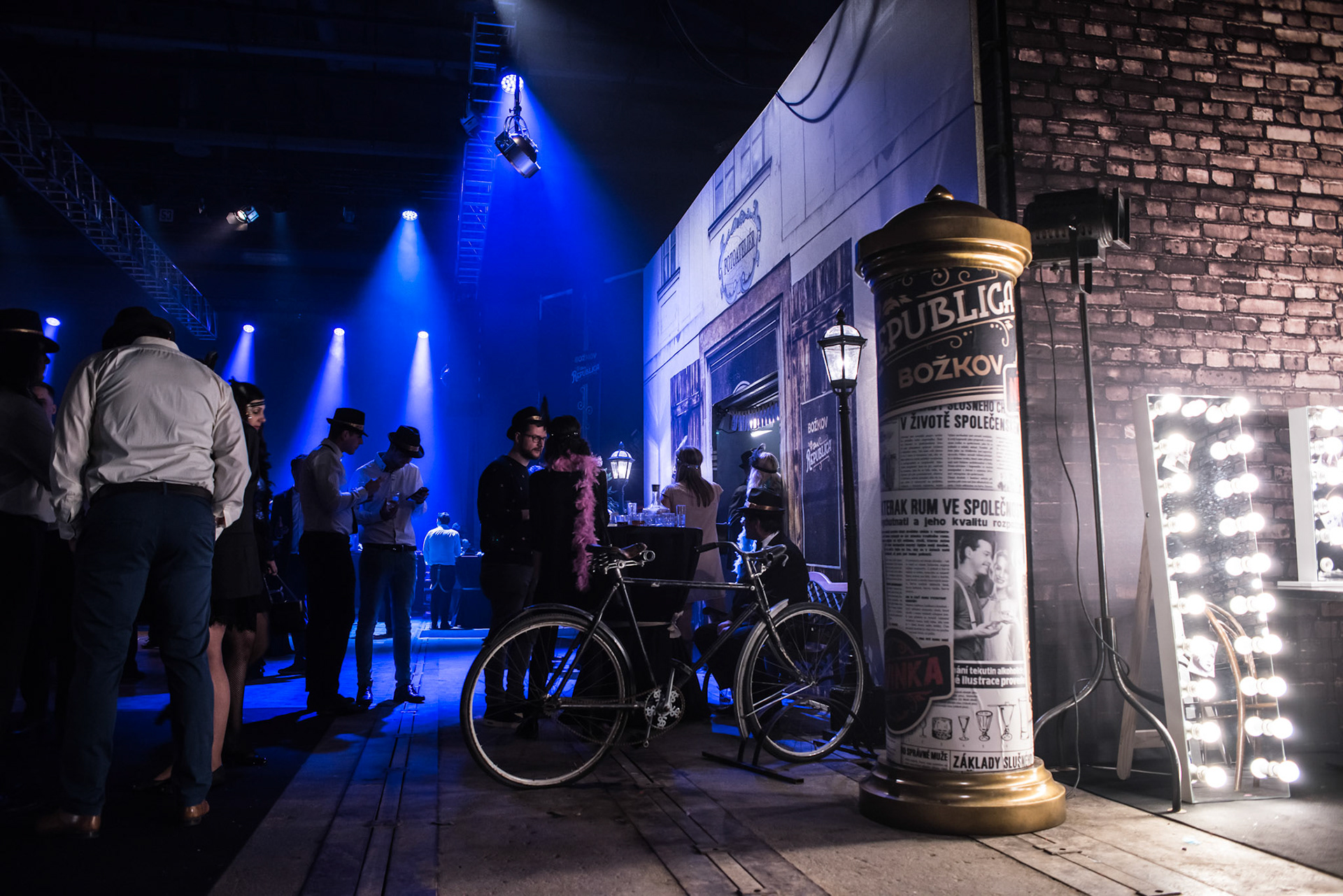 Návrh a realizace novinového sloupu pro akci Božkov Republica Launch - produkce M-ocean 