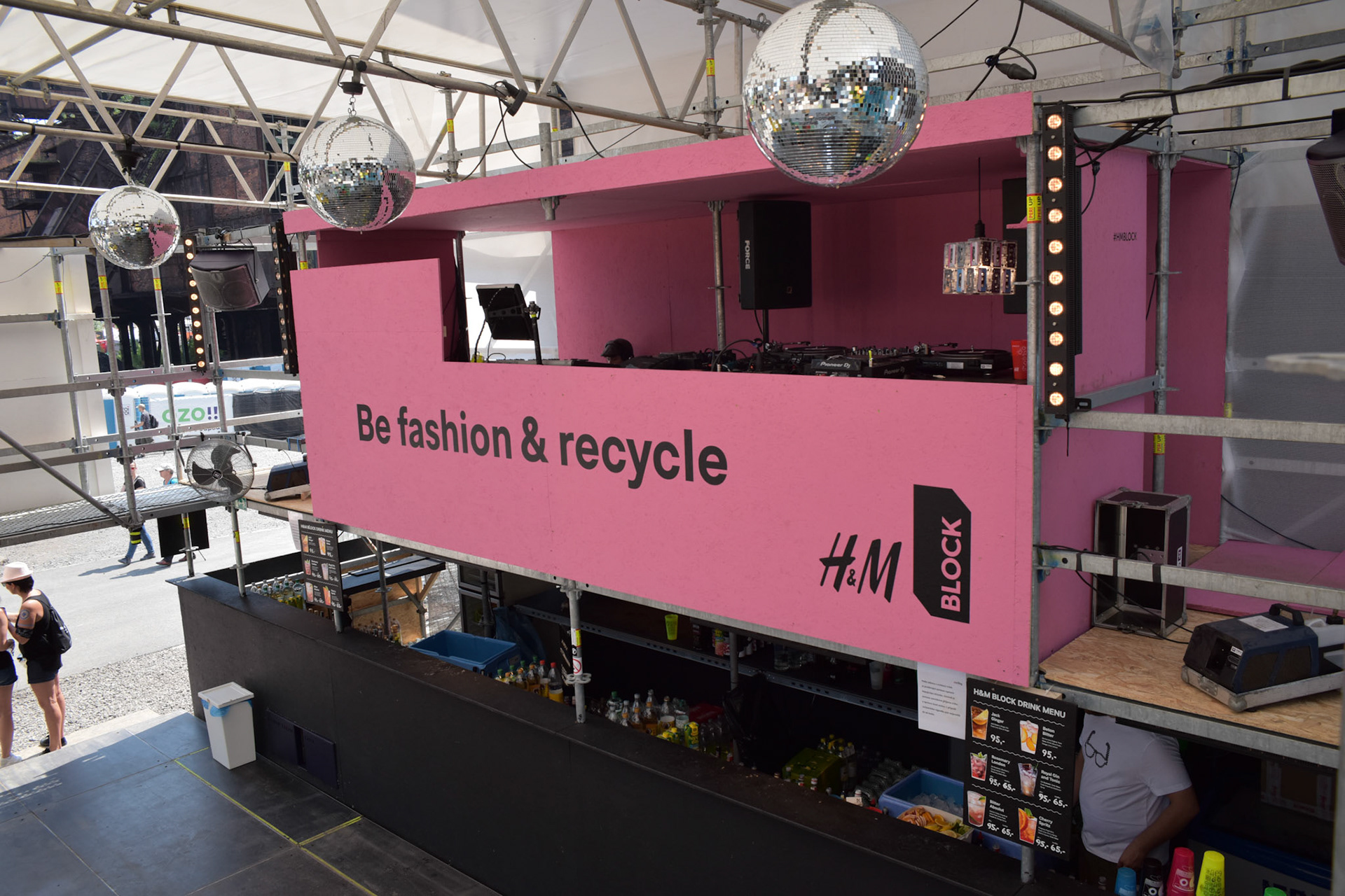 Technická produkce a výroba vybavení pro H&M Block 2018 na akci Colours of Ostrava 2018 (produkce M-ocean)