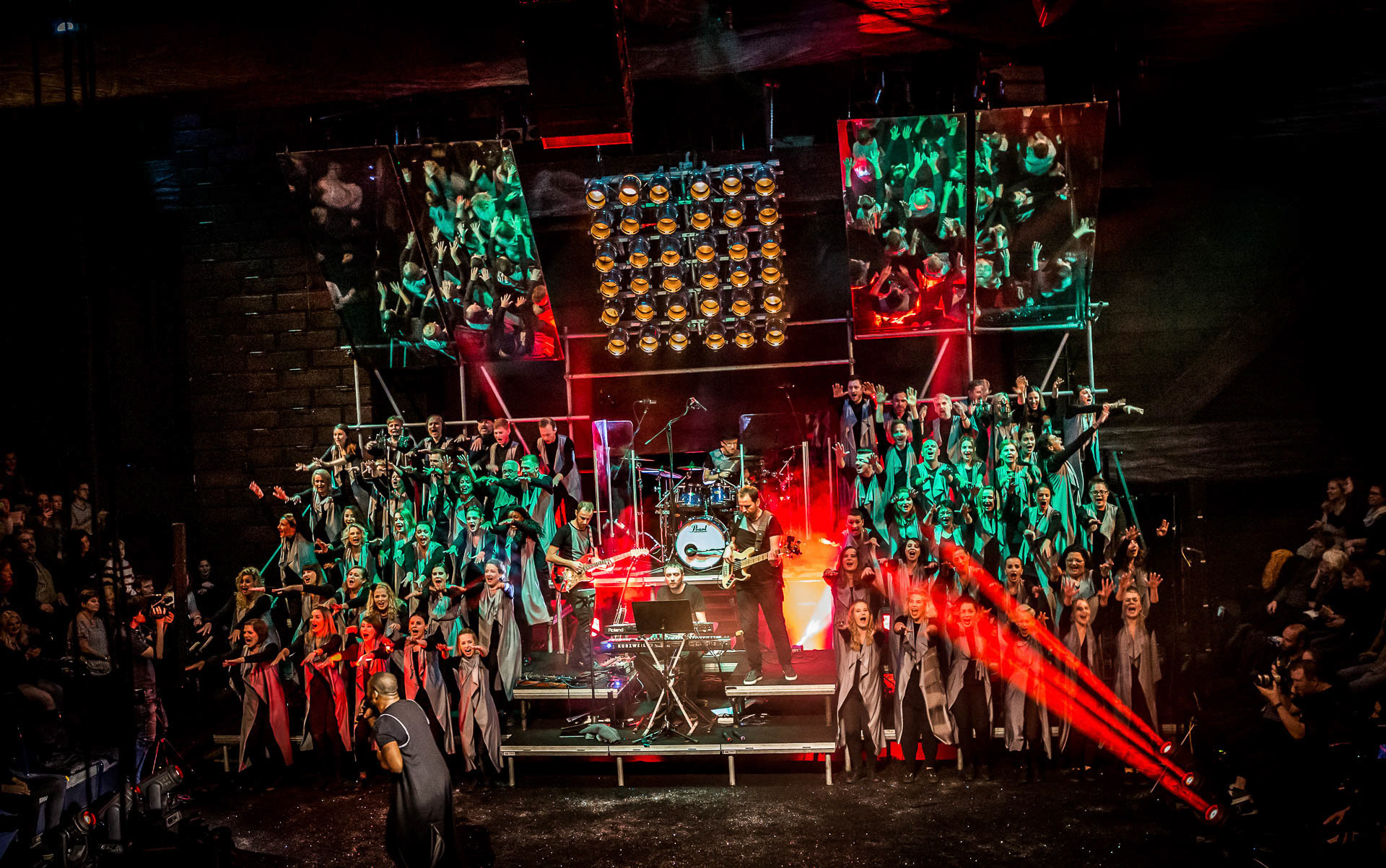 Návrhy a realizace platformy pro gospelový koncert Briana Fenthresse a (60ti členný sbor) Maranatha Gospel Choir 