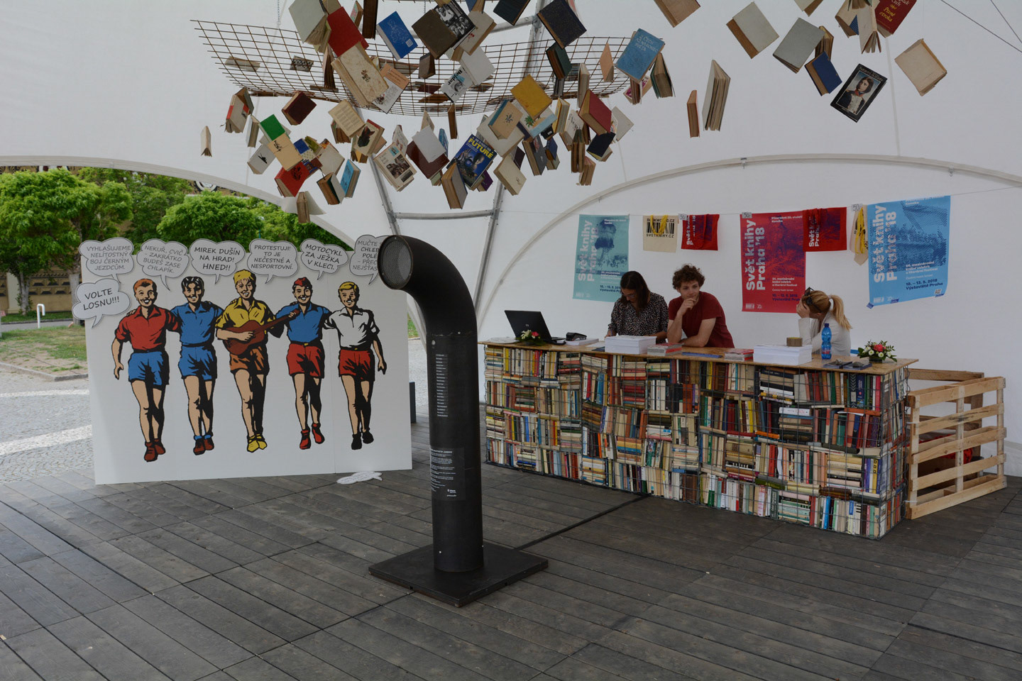 Návrh a realizace mobilní fotostěny s výklopnými tvářemi s motivem Rychlých šípů.  Svět Knihy 2018 Praha