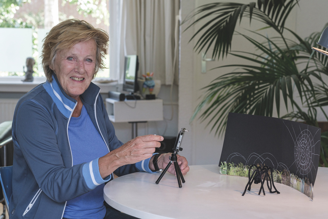 Trudy Bennis - Stop Motion animatie met Iphone Geboren 24-06-1946 Heeft zichzelf aangeleerd om stop motion animatiefilmpjes te maken. Wandelt graag, geeft bijles aan jongeren en is lid van een leesclub 'Ik wil graag meedrijven met de tijd, openstaan voor nieuwe dingen en niet vasthouden aan het het vroeger was'