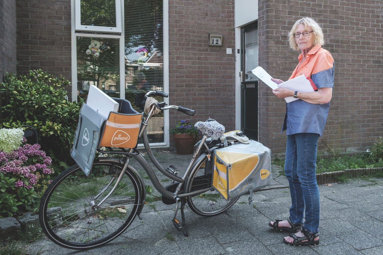 Willy van Laar - postbode Geboren 18-08-1939 Brengt de post rond; wandelt; past op; vangt mensen op (zij was maatschappelijk werkster) 'Doe de dingen waar je je prettig bij voelt'