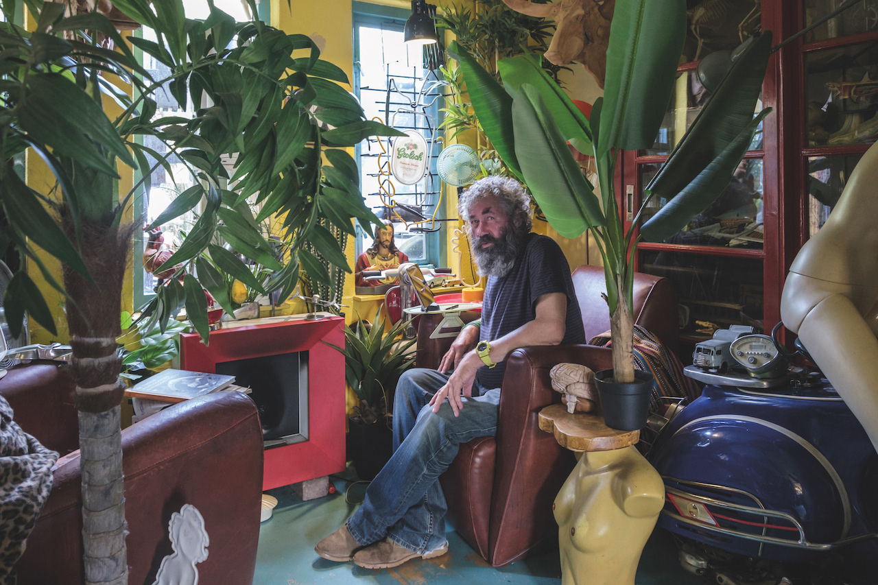Art Pennewaard - Artface/dingenmaker Maakt van spullen uit de kringloop kunst, schildert en maakt beelden Geboren 24-01-1950 'Niet oud, maar klassiek!'