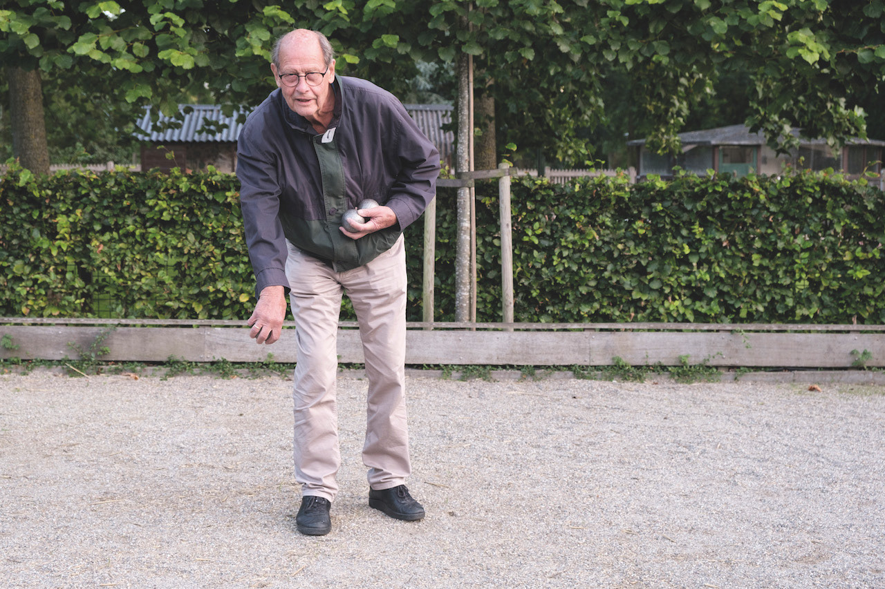 Jan Vlug - Jeu de boules Geboren 9-12-1933 Wekelijks met een grote groep ouderen jeu de boulen, fietsen, wandelen 'Ik heb bij de NS gewerkt, dus zorg ervoor dat ik op het spoor blijf'