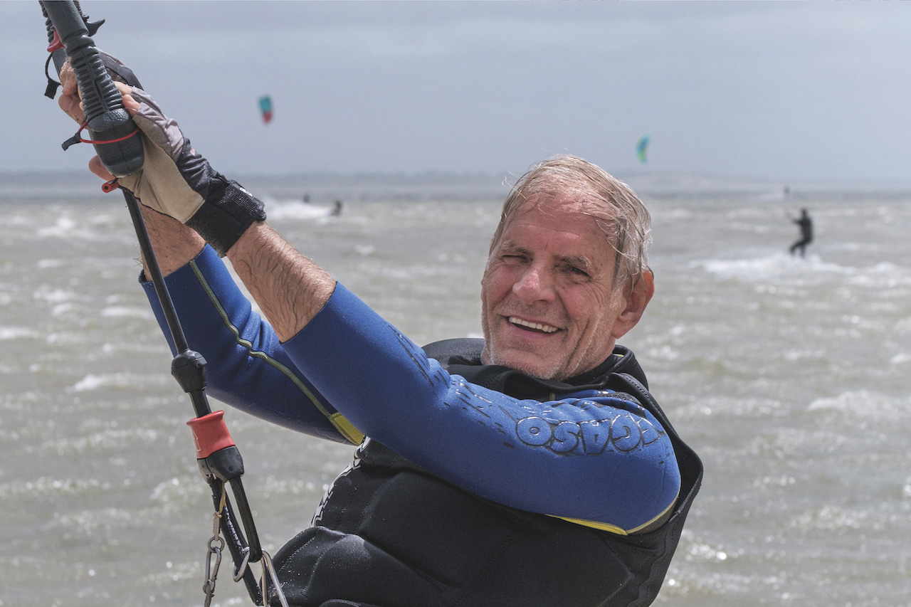 Gert Ham - Kitesurfen Geboren 23-091949 Kitesurfen, gitarist, eigenaar meubelbedrijf 'Ik hoop dat er morgen wind is'