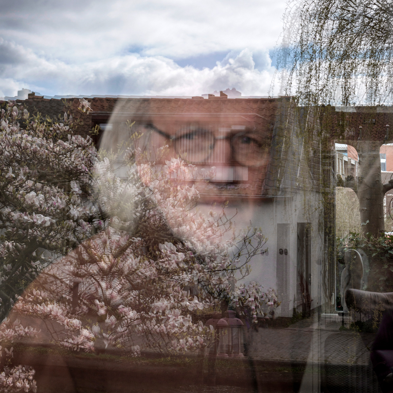 ALLEEN trager dan ooit tikt de klok  de uren weg elk uur kijkt ze uit het raam of over de heg straat en tuin verlaten enkel vogelgeluiden geen verkeer  geen stemmen alles is stil haar ogen vallen dicht  boven het opengeslagen boek  wordt ze uit haar slaap gerukt het is de deurbel  die haar wekt maar is ze blij met het boeket  op de stoep en de zwaai  bij het tuinhek © Maartje van den Bosch, 2019