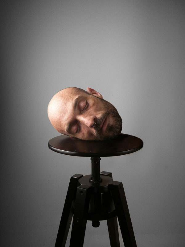 Avec l’intention du San Juan Bautista y Salomé de Caravage, et la forme de La Muse endormie de Brancusi…