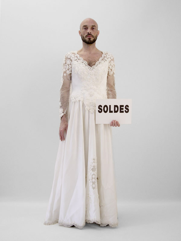 À moitié prix, à moitié moi-même. SOLDES. Offre valable pour une durée indéterminée.