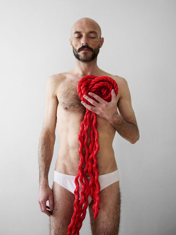 Con el corazón hecho un nudo.
