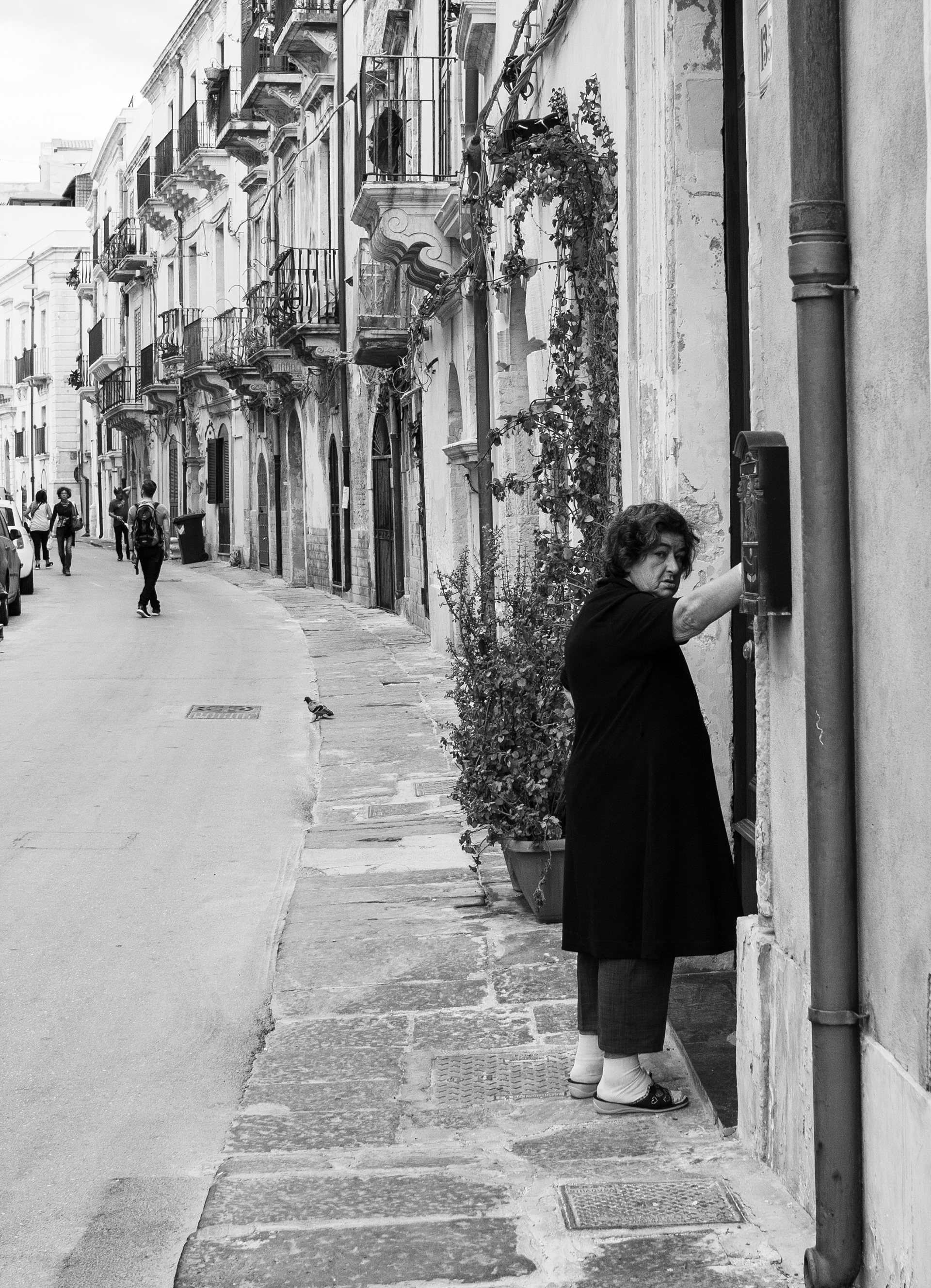 Grumpy lady in Ortigia - Siracusa