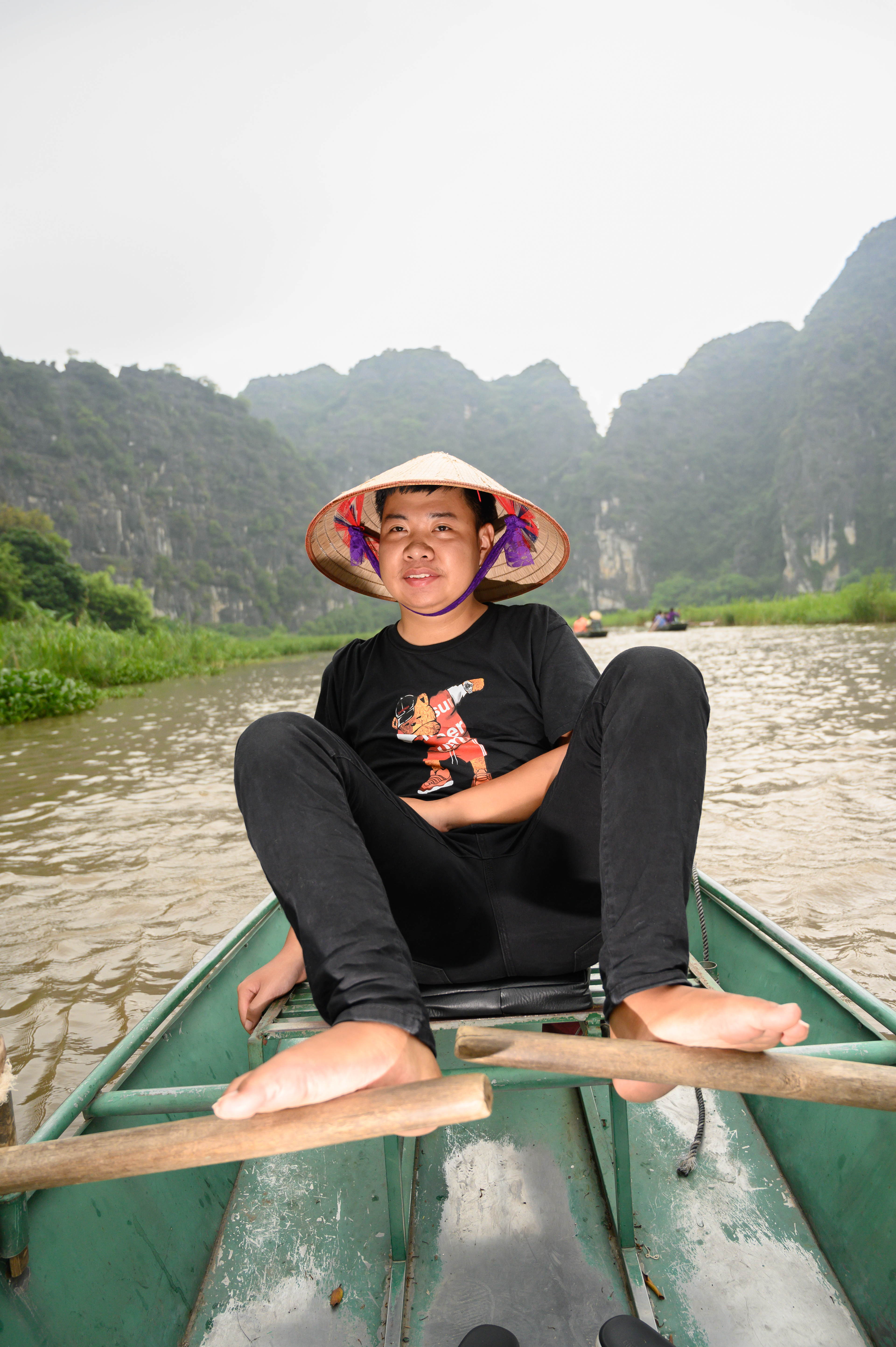Vietnamese boat guides rowing with feets - Tam Cốc