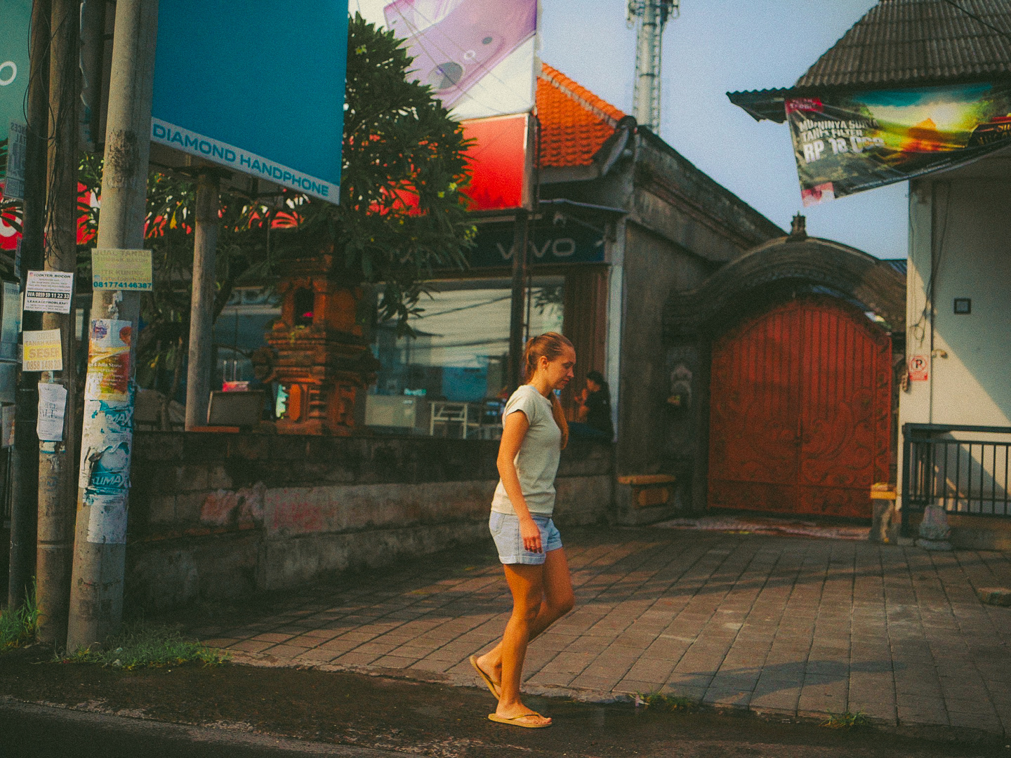 Portrait of woman in Nnatural light - Indonesia travel shoot