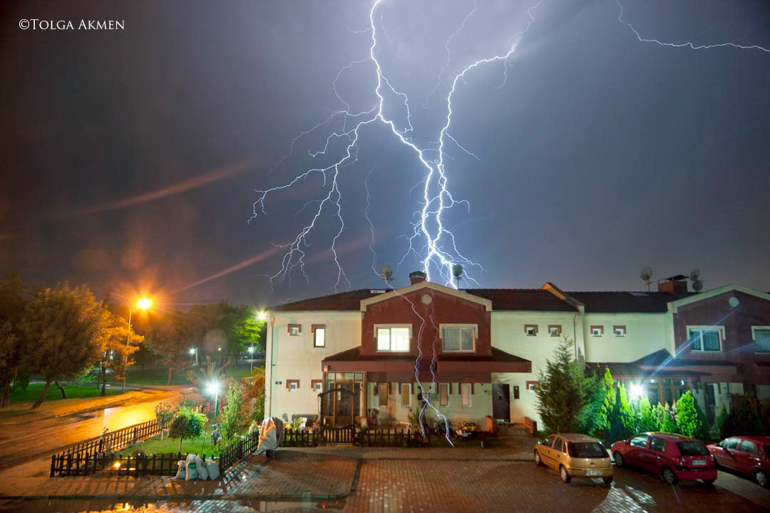 Lightning strike in Turkish suburbs