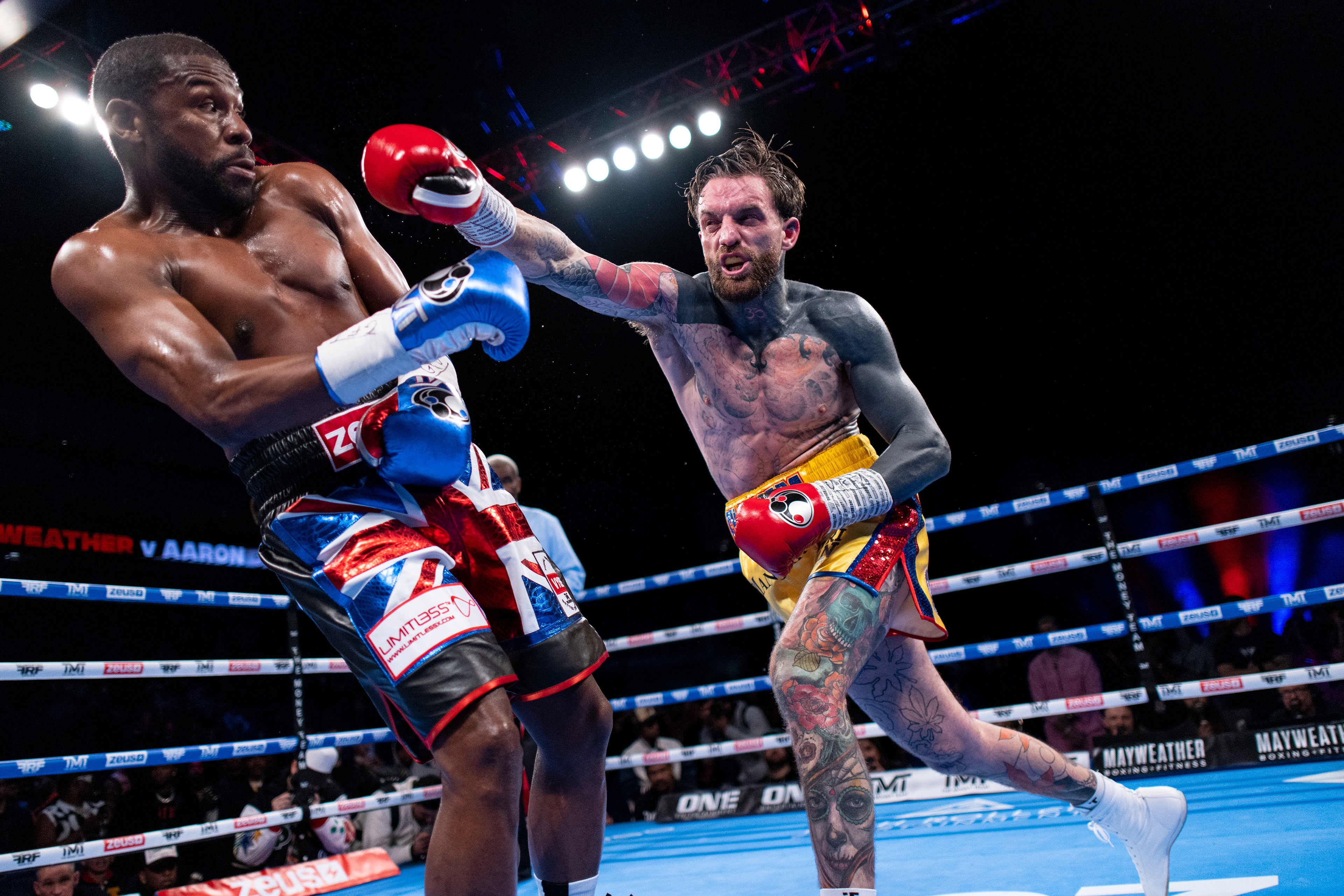 US boxer Floyd Mayweather (L) in action against English boxer Aaron Chalmers (R)