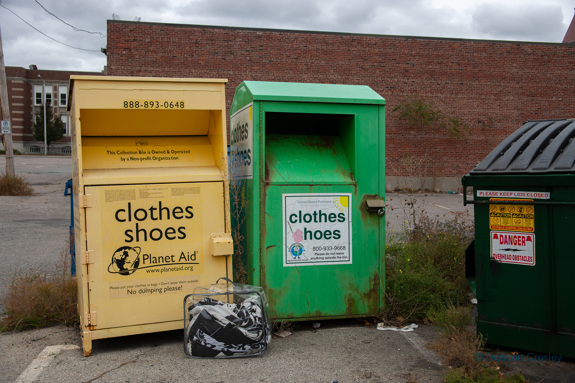 f5.6 1/1000 ISO 400 "Clothes hoes" 12-October-2020_Bow St_Beverly MA_photo by Jayscott Crosley
