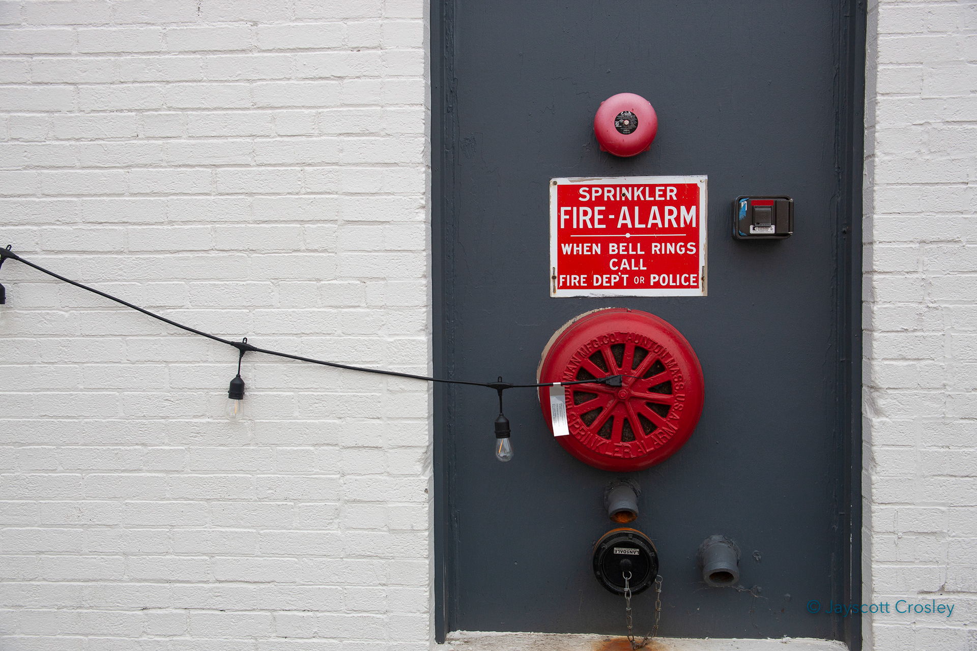 f7.1 1/800 ISO 400 "Alarming Light" 12-October-2020_Bow St_Beverly MA_photo by Jayscott Crosley