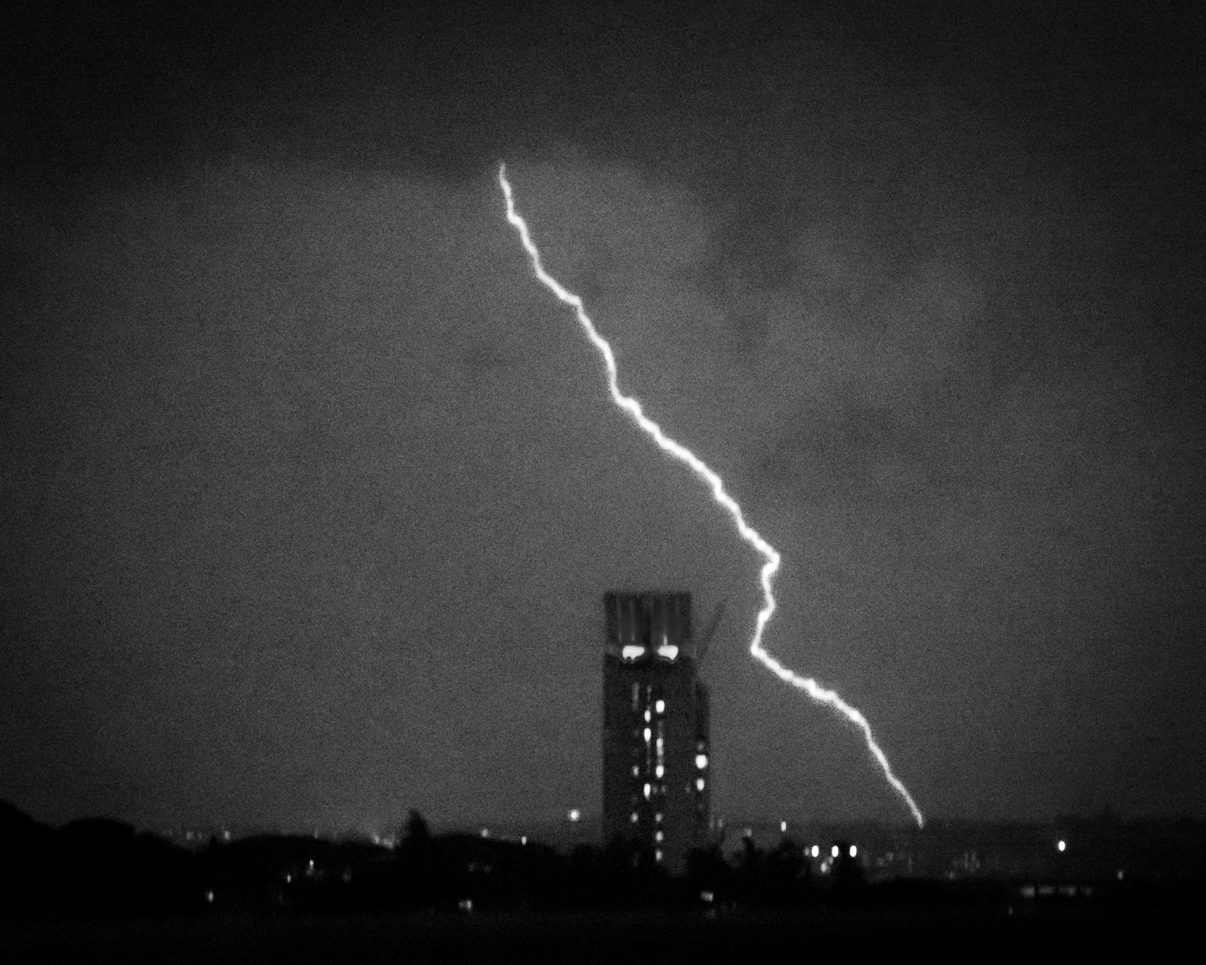 Il colpo mancato — fulmine accanto a una torre di notte, Roma EUR, bianco e nero, Fabio Alimonti