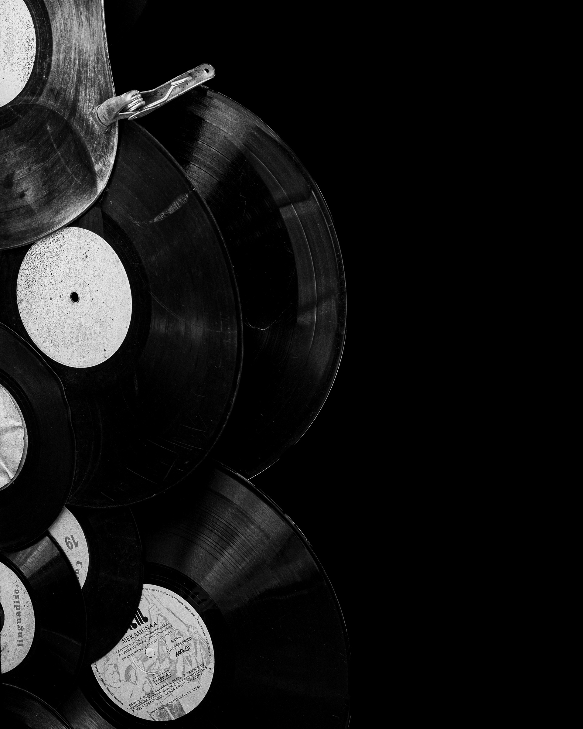 Musica è – fotografia in bianco e nero di Fabio Alimonti, dischi in vinile e braccio del giradischi, Roma 2025