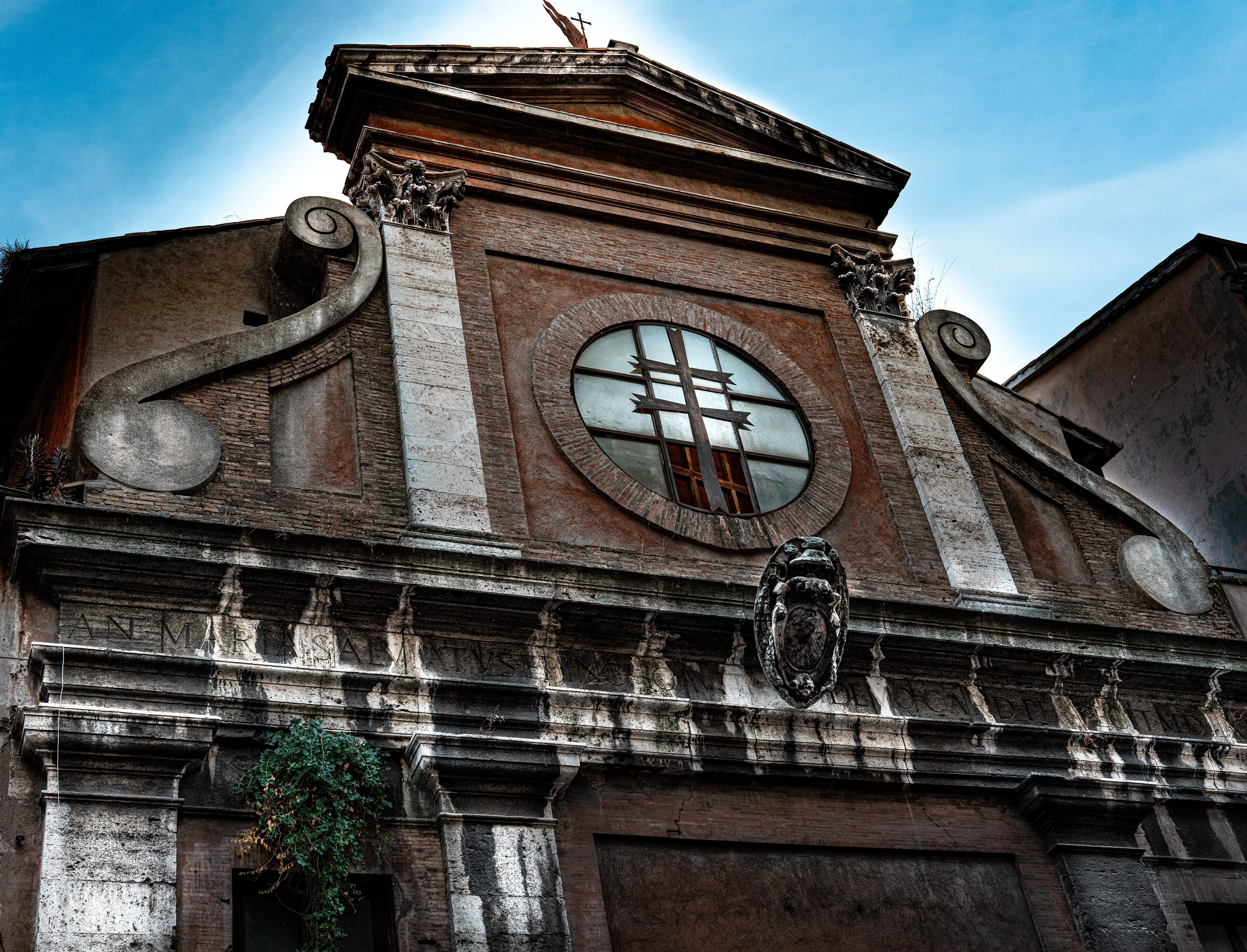 La soglia dei corpi — facciata in mattoni della Sala Lancisiana dell'Ospedale di San Giacomo degli Incurabili, con finestrone circolare e croce, volute e stemma, via di Ripetta, Roma, Fabio Alimonti