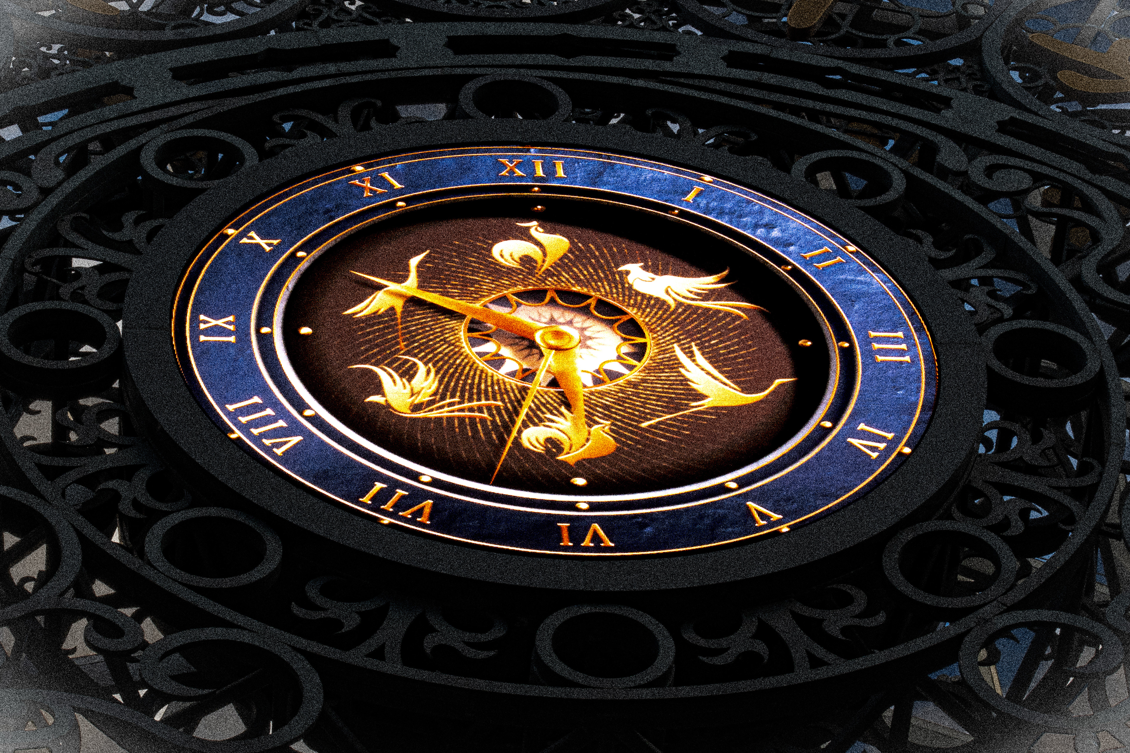 Dentro il tempo – quadrante dorato e blu di un orologio astronomico in ferro battuto nero, Shanghai, Cina