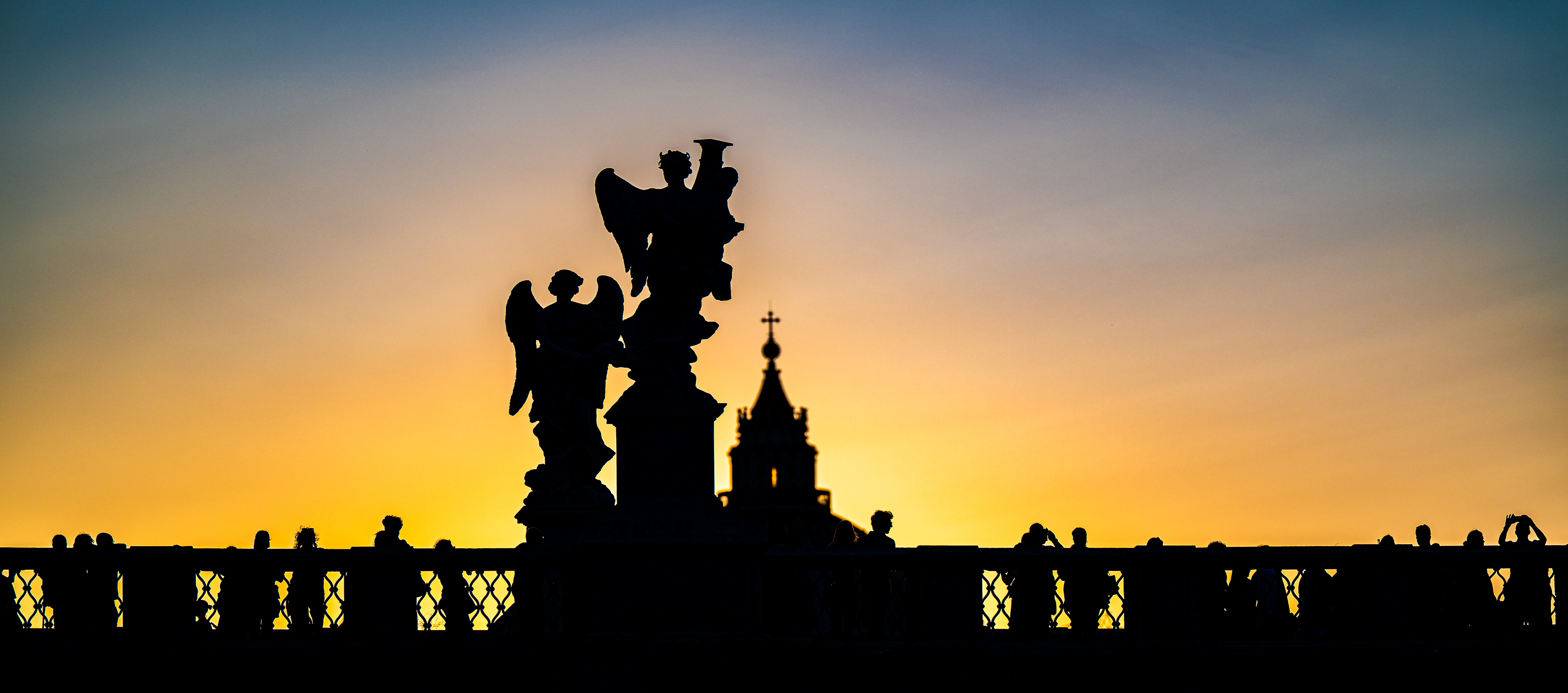 Bernini e gli altri: silhouette degli angeli di Ponte Sant'Angelo e delle persone sul parapetto al tramonto, Roma, fotografia di Fabio Alimonti