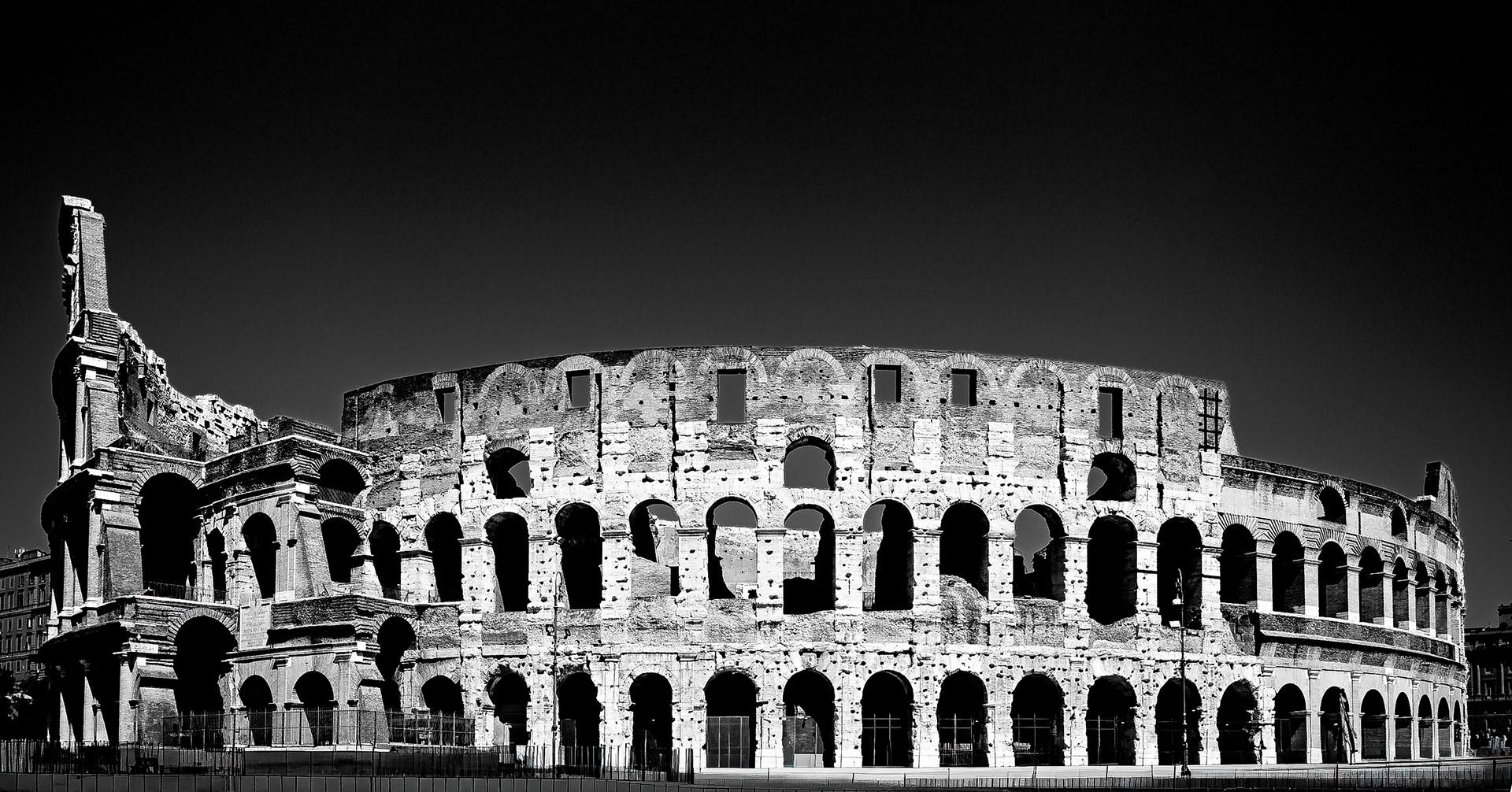 753 a.C. – il Colosseo in bianco e nero sotto un cielo nero, fotografia di Fabio Alimonti, Roma 2026