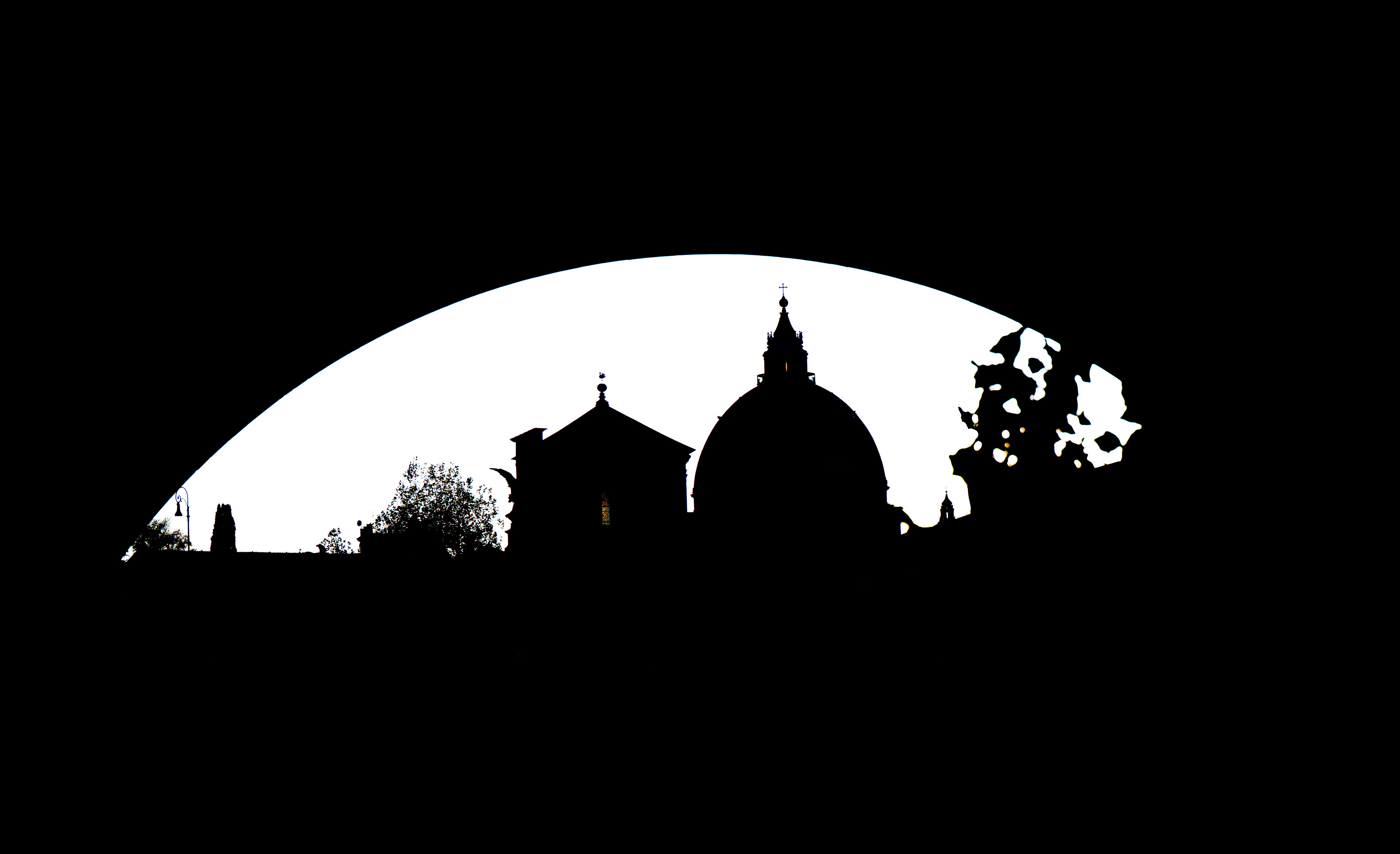 Mezzaluna: la cupola di San Pietro in silhouette dentro l'arco di Ponte Sant'Angelo, bianco e nero in chiave alta, Roma, fotografia di Fabio Alimonti