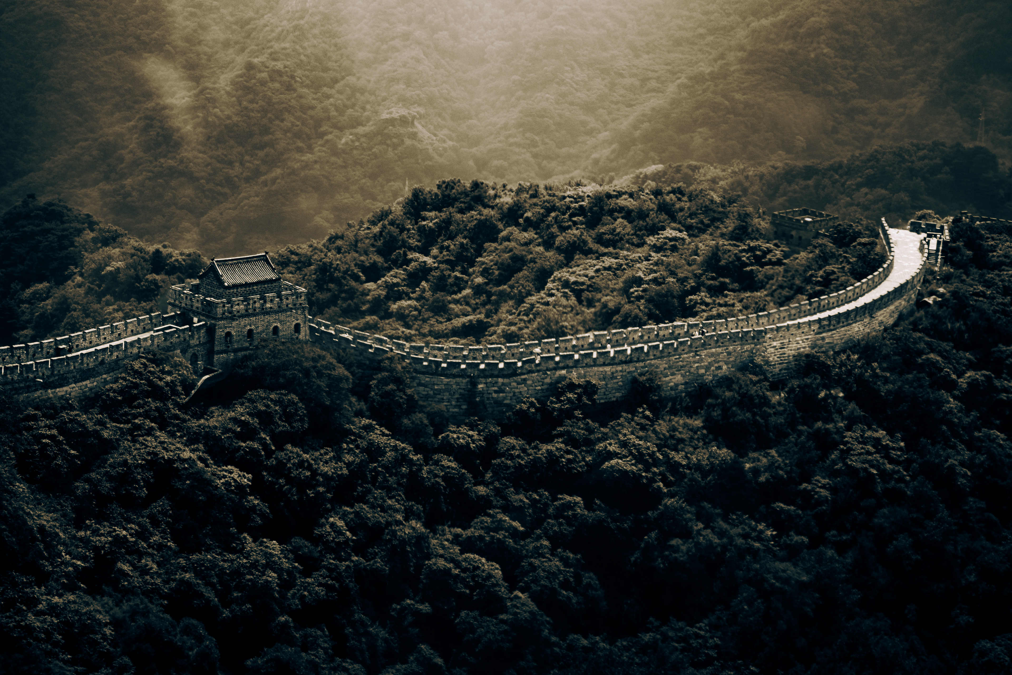 La linea del Tempo: la Grande Muraglia di Mutianyu che serpeggia tra le montagne, fotografia di Fabio Alimonti