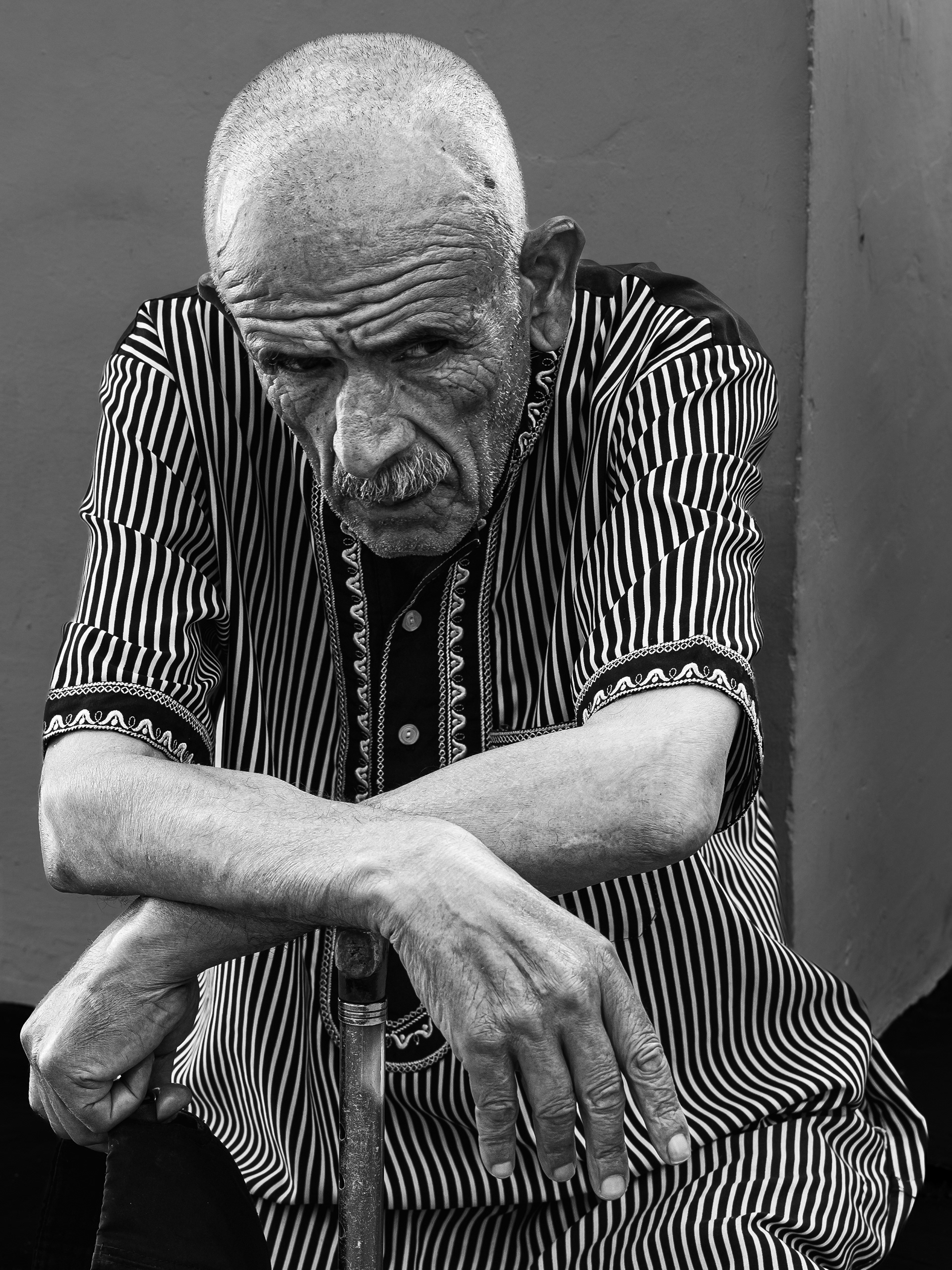 Segni – ritratto in bianco e nero di Fabio Alimonti: anziano con djellaba a righe seduto, le mani sul bastone, Tangeri