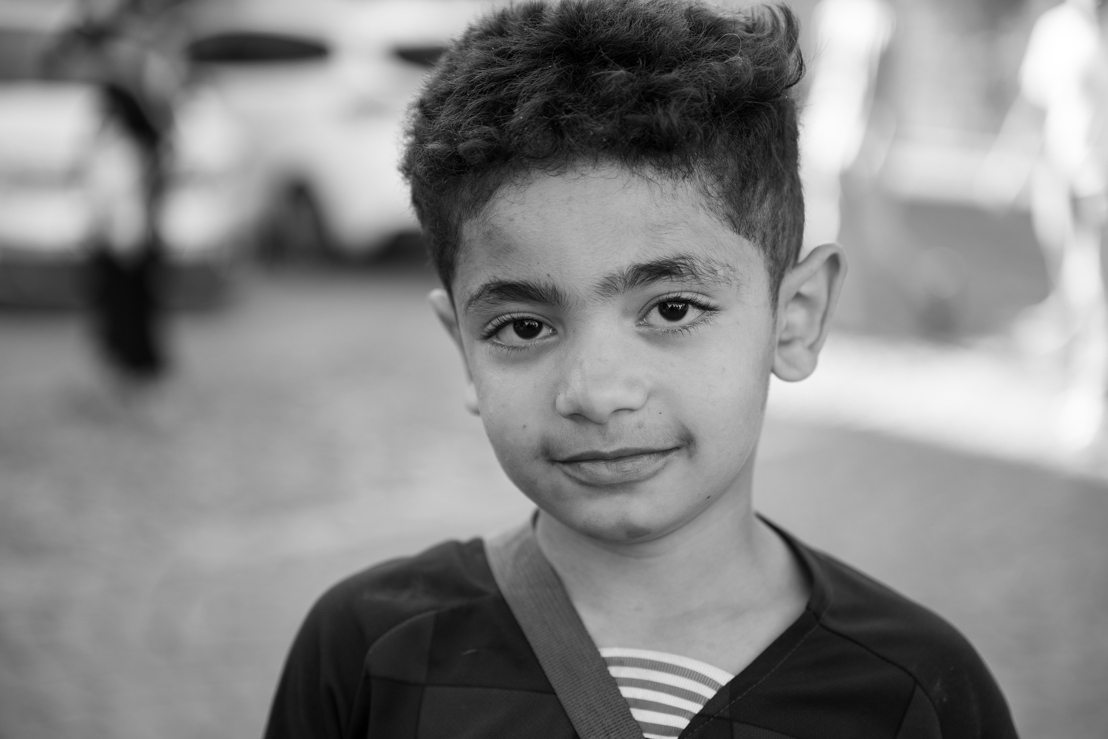 Lo sguardo dell’innocenza – ritratto in bianco e nero di un bambino con lo sguardo rivolto in camera, Tangeri, Marocco. Fotografia di Fabio Alimonti