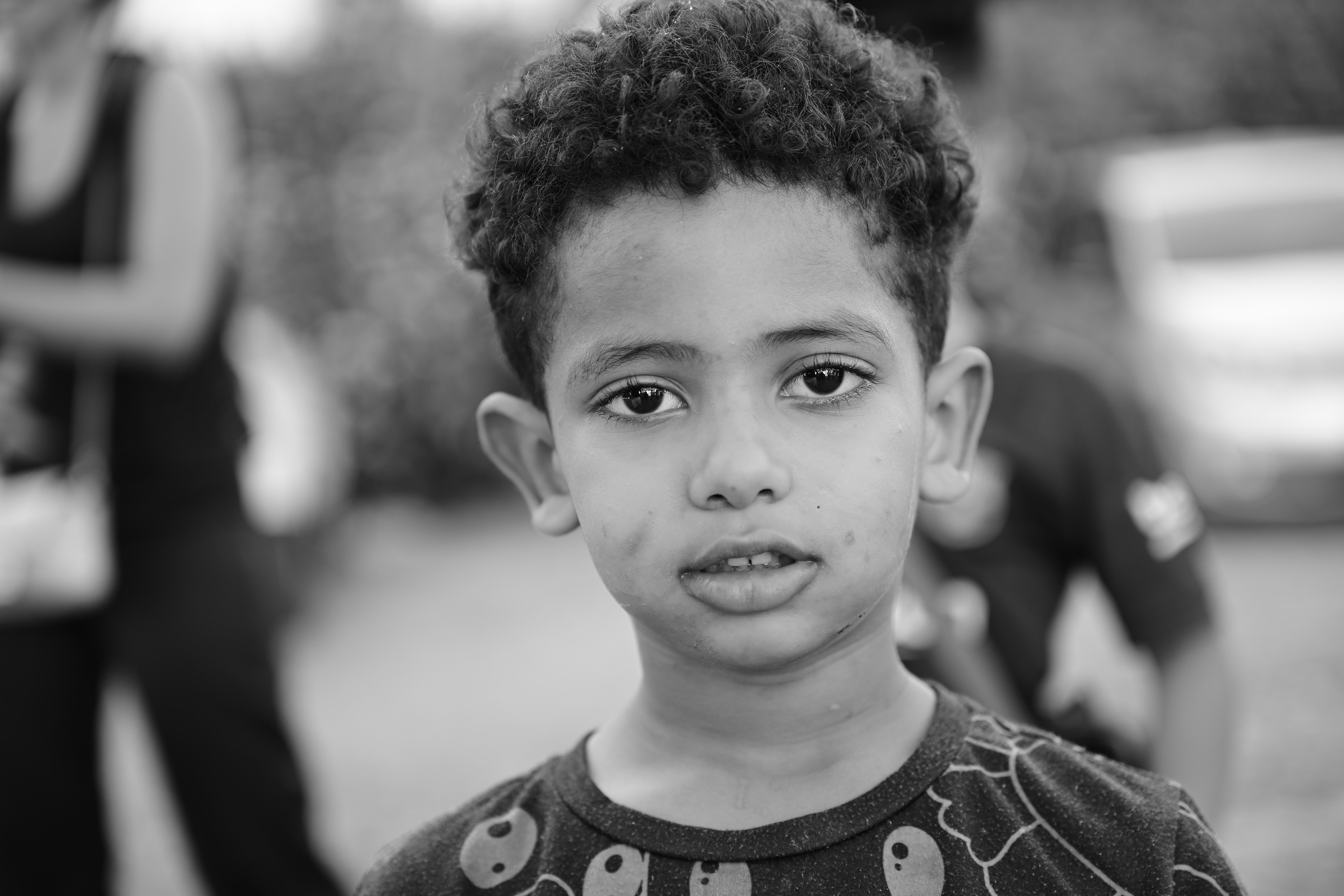 Gli occhi di Tangeri – ritratto in bianco e nero di un bambino che guarda in camera, Tangeri, Marocco. Fotografia di Fabio Alimonti
