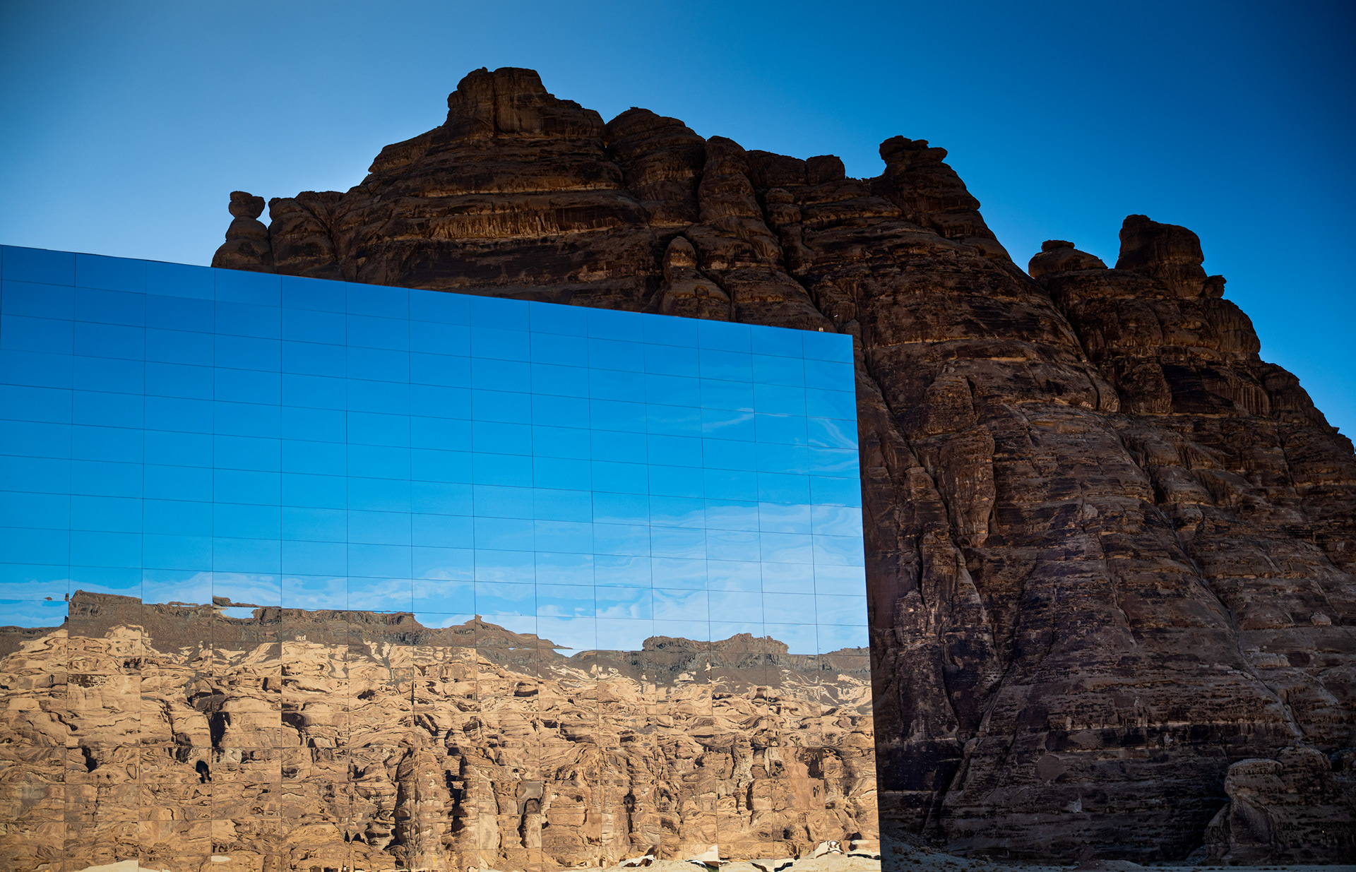 Il Maraya di AlUla: la facciata a specchio riflette il cielo e le rocce del deserto accanto alla montagna vera