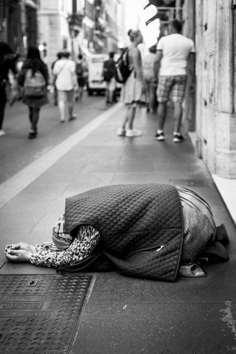Via Condotti Beggar