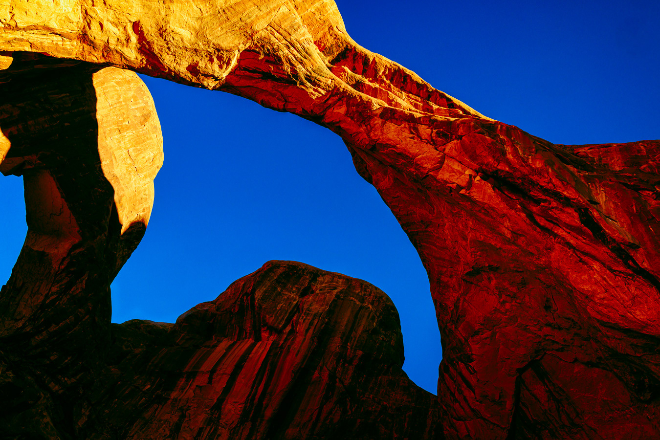 Blue Silence Beneath the Arch