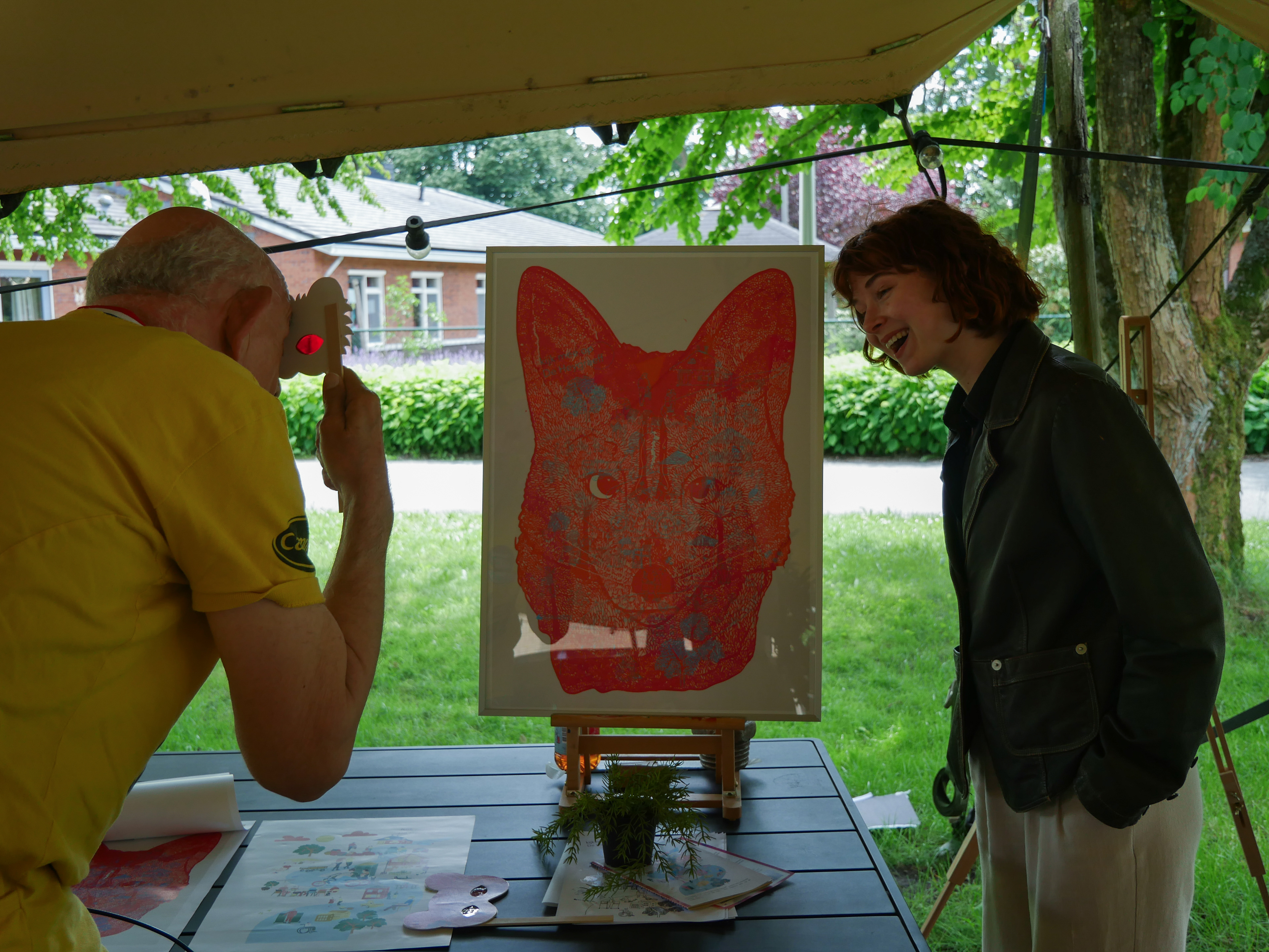 Het kunstwerk zorgde voor bijzondere interactie tussen bewoners, studenten en begeleiders. Sommige bewoners herkenden zichzelf op de illustratie!