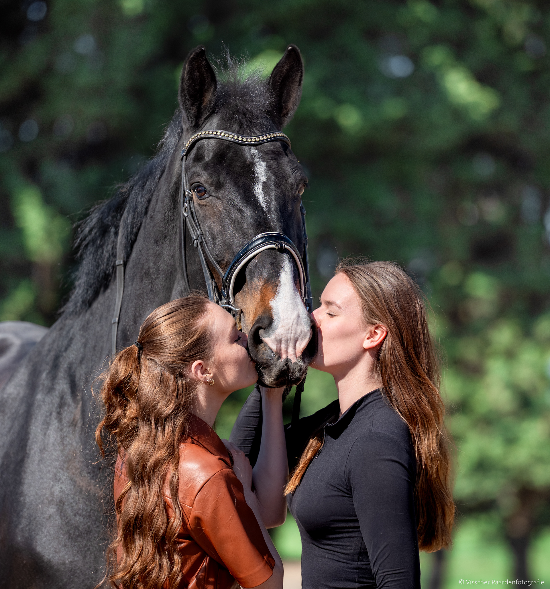 Quittance, het paard van Lois, en Isabel en Lois, gefotografeerd in de natuur
