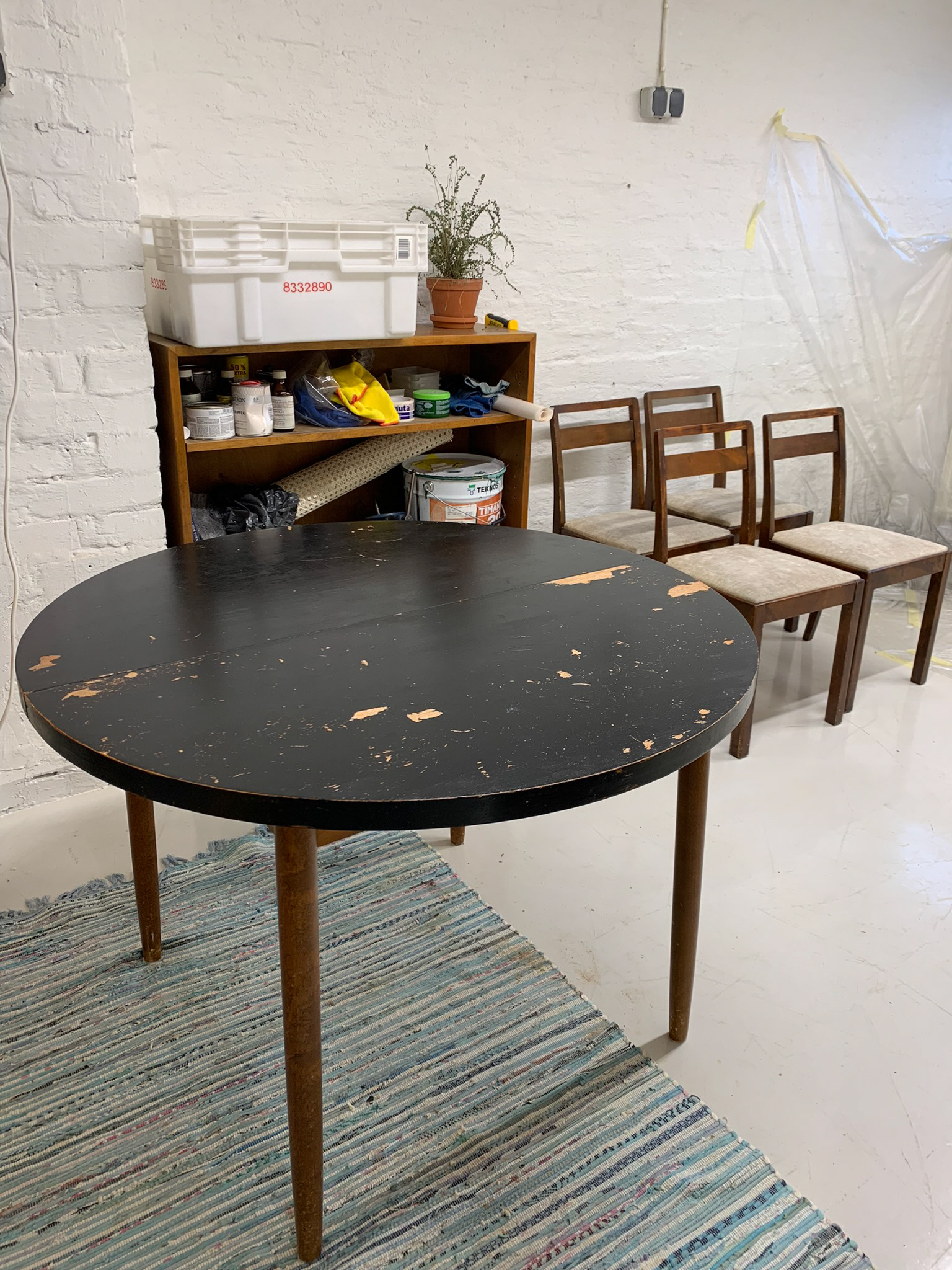 Pyöreä tiikkipöytä (ennen)