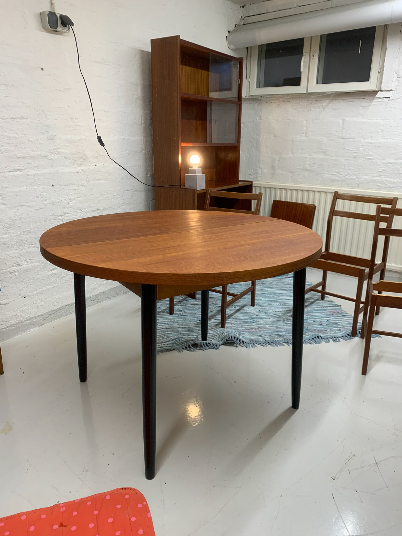 pyöreä tiikkipöytä (jälkeen)