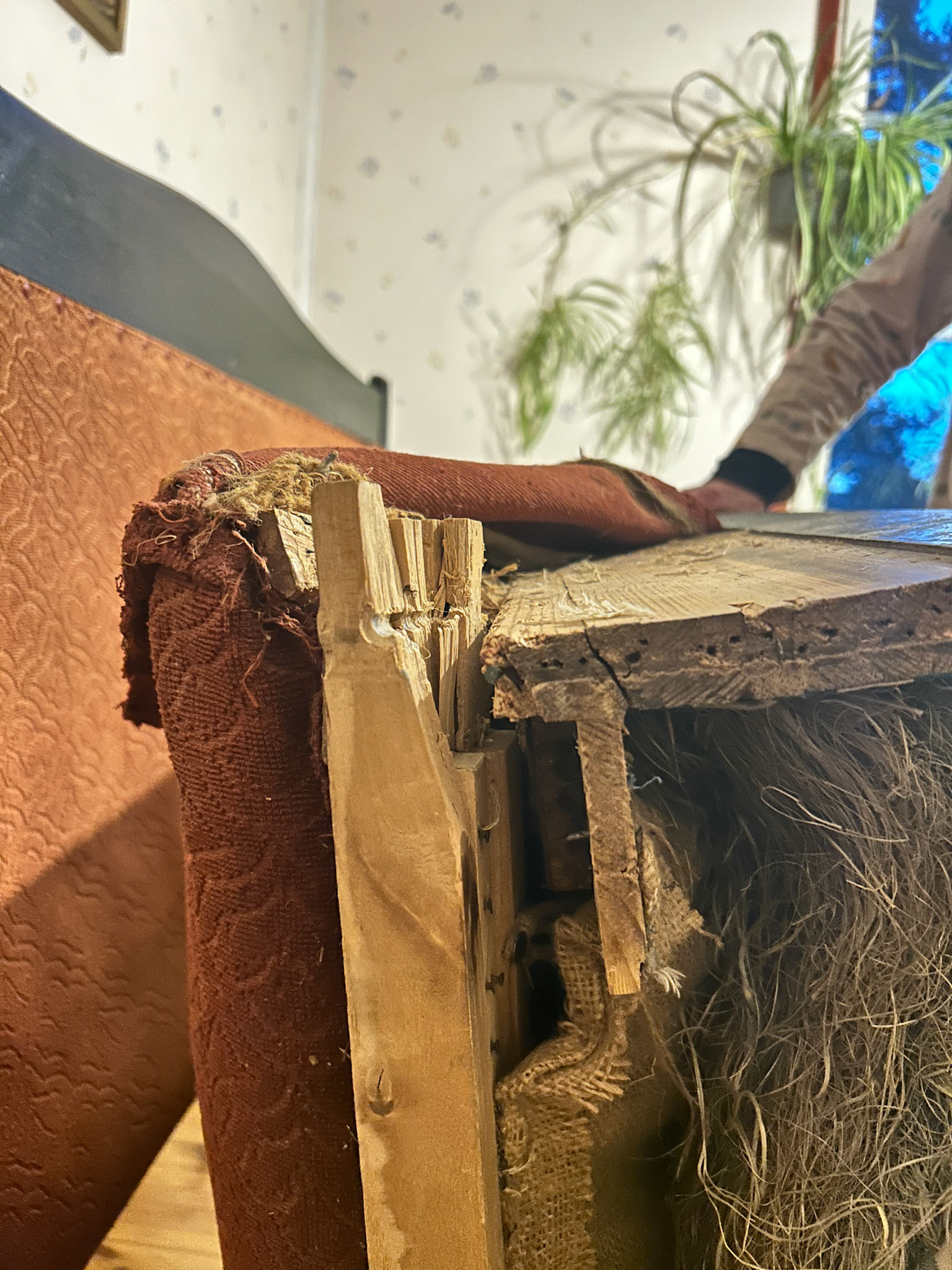 Vanha sohva murtunut