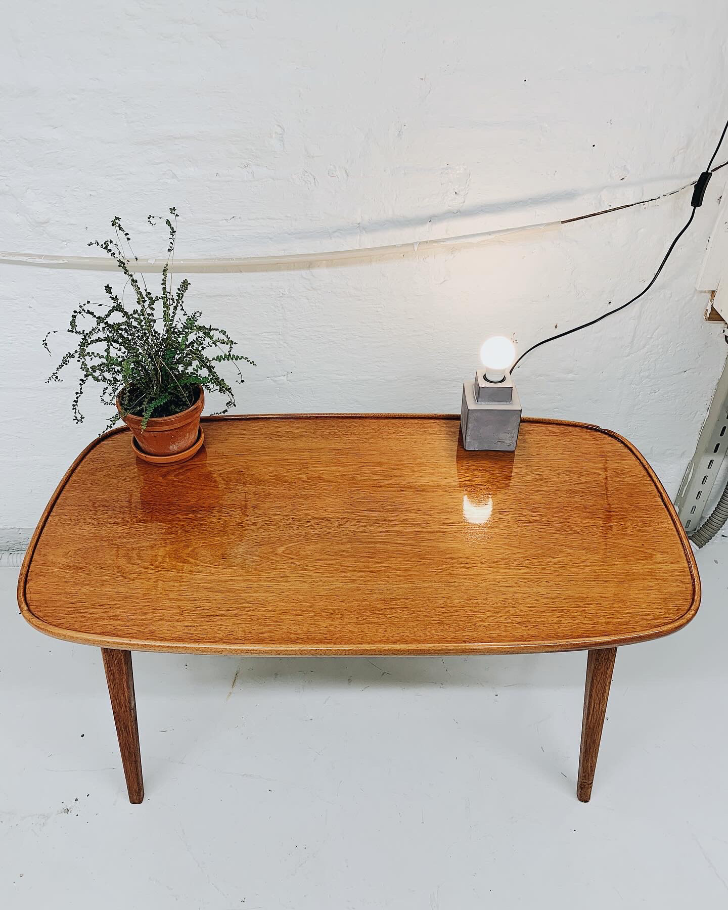 tiikkipöytä (jälkeen)