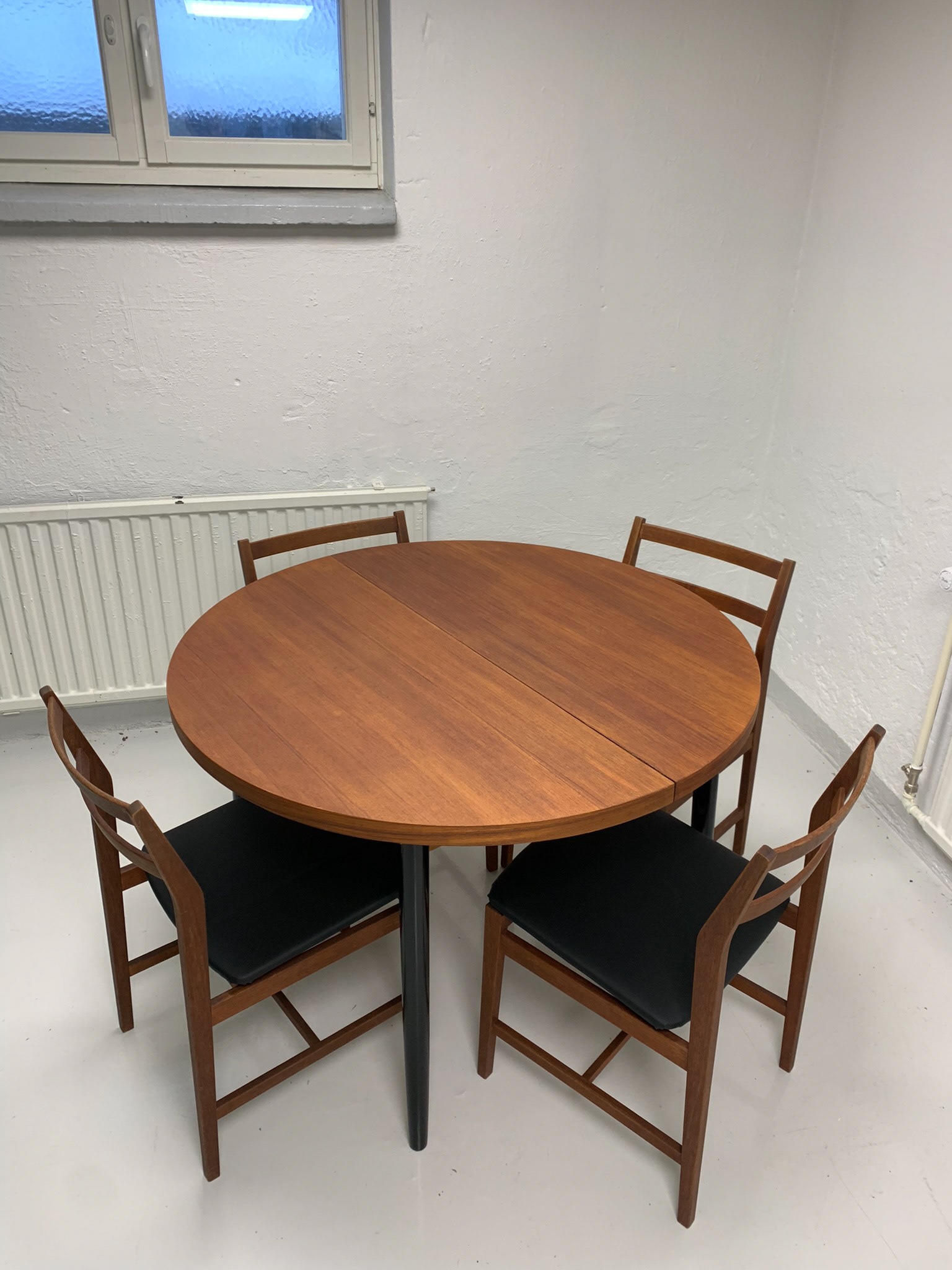 pyöreä tiikkipöytä (jälkeen)