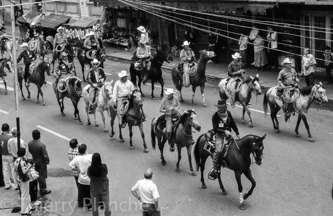 Les cavaliers villistes ferment le cortège.