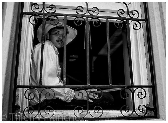 Un homme armé attend le passage de la voiture.