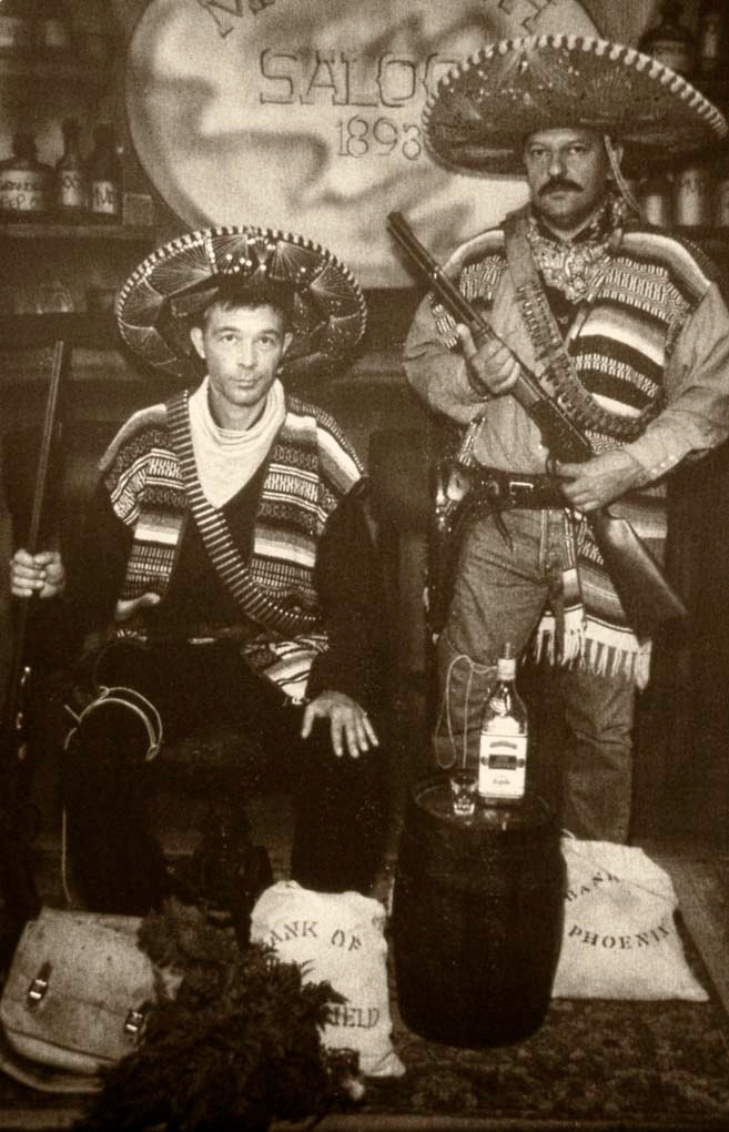 PARODIE. Jean-Pierre et moi sommes déguisés en révolutionnaires mexicains, histoire de se mettre un peu dans la peau des personnages.