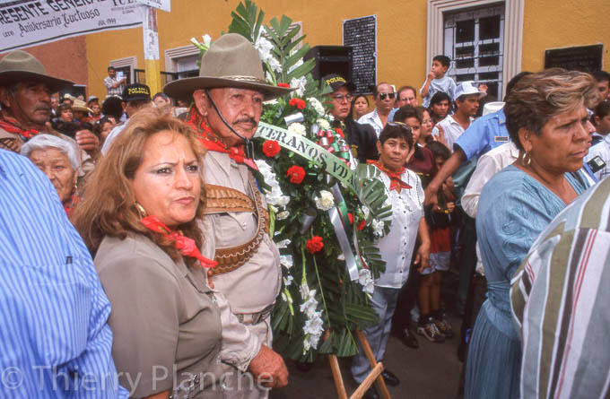Les vétérans et fils de vétérans portent les couronnes de fleurs.